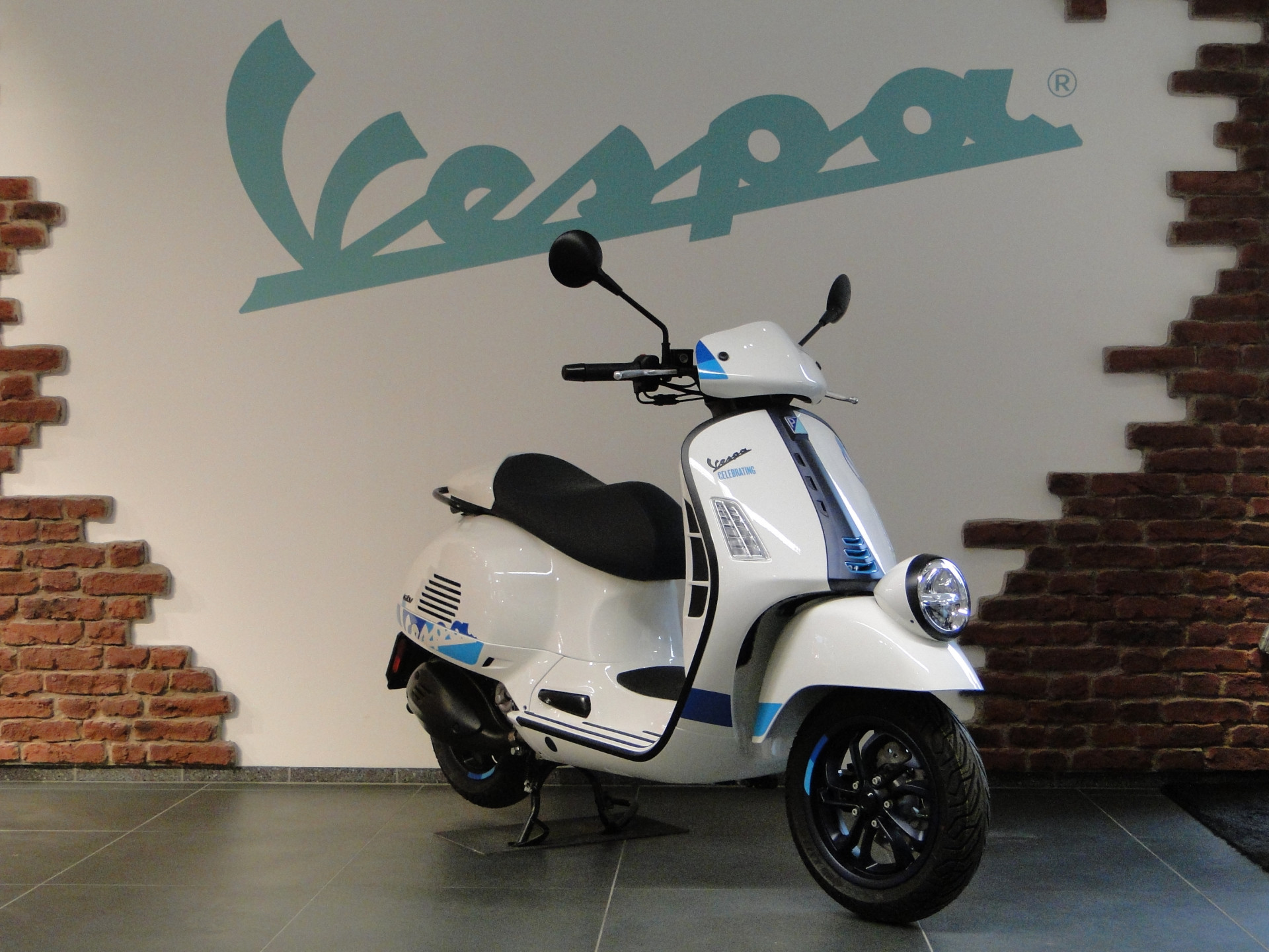 PIAGGIO Vespa GTV 300 HPE 140th of Piaggio-showroom-element-1