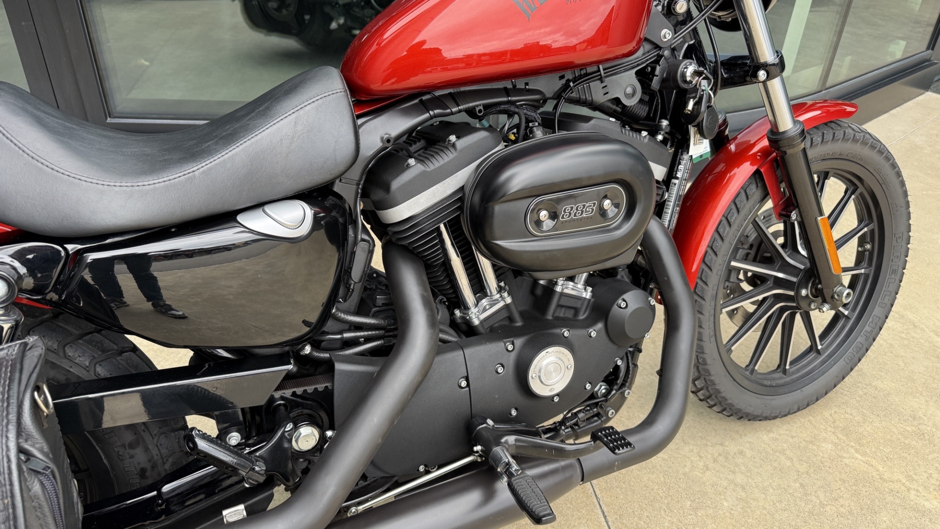 HARLEY-DAVIDSON XL 883 N Sportster Iron-showroom-element-3