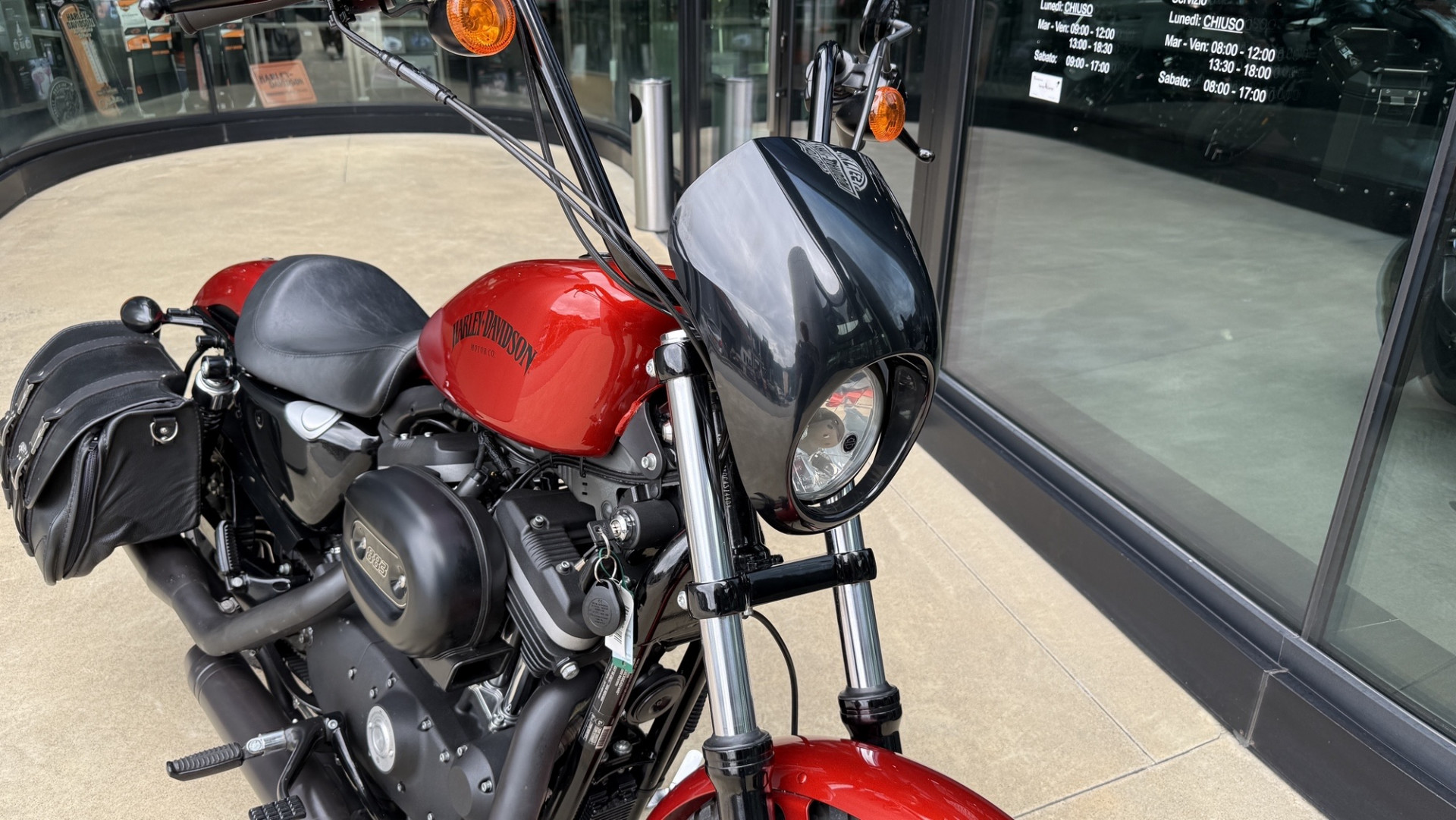 HARLEY-DAVIDSON XL 883 N Sportster Iron-showroom-element-1