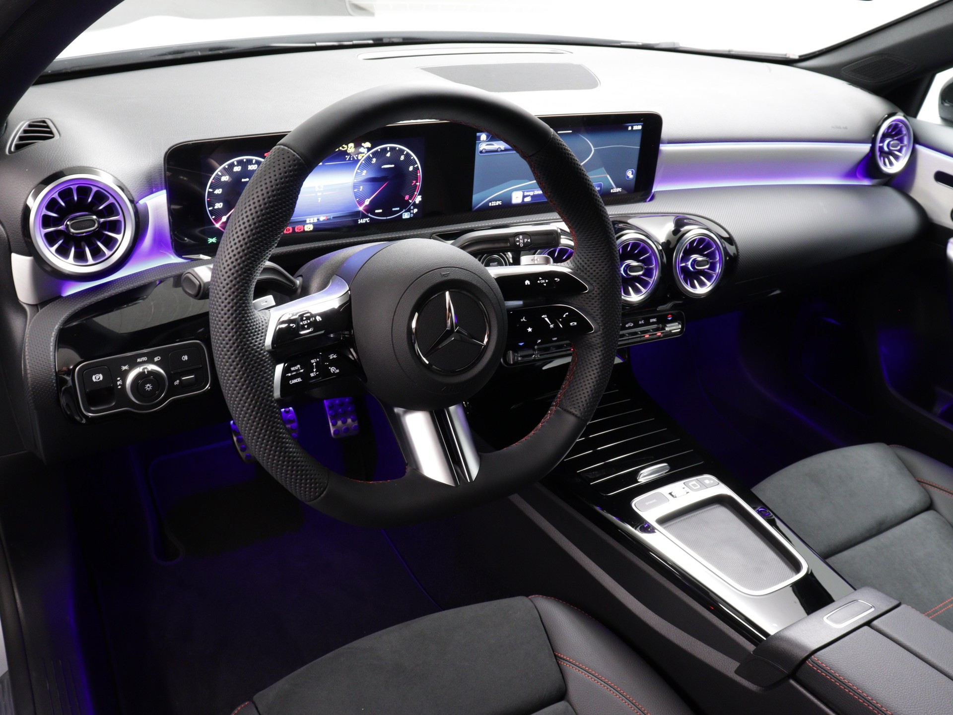 MERCEDES-BENZ A 200 Night Star AMG Line-image-7