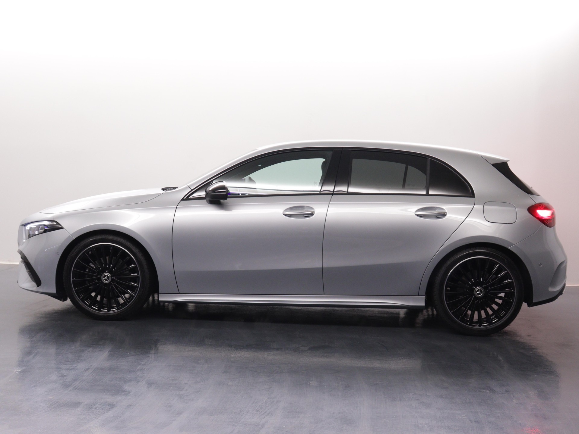 MERCEDES-BENZ A 200 Night Star AMG Line-image-2