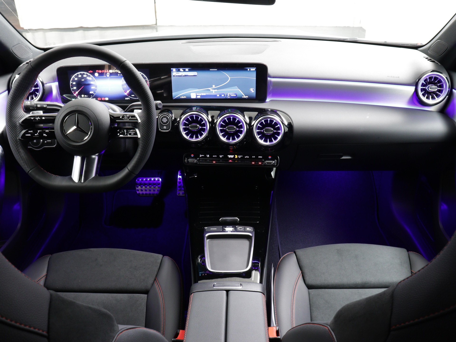 MERCEDES-BENZ A 200 Night Star AMG Line-image-6
