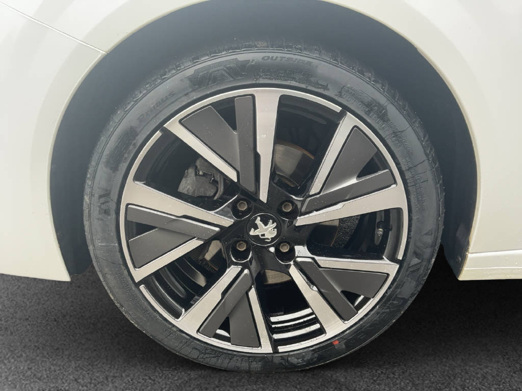 PEUGEOT 208 1.2 PureTech 100 Allure-image-13