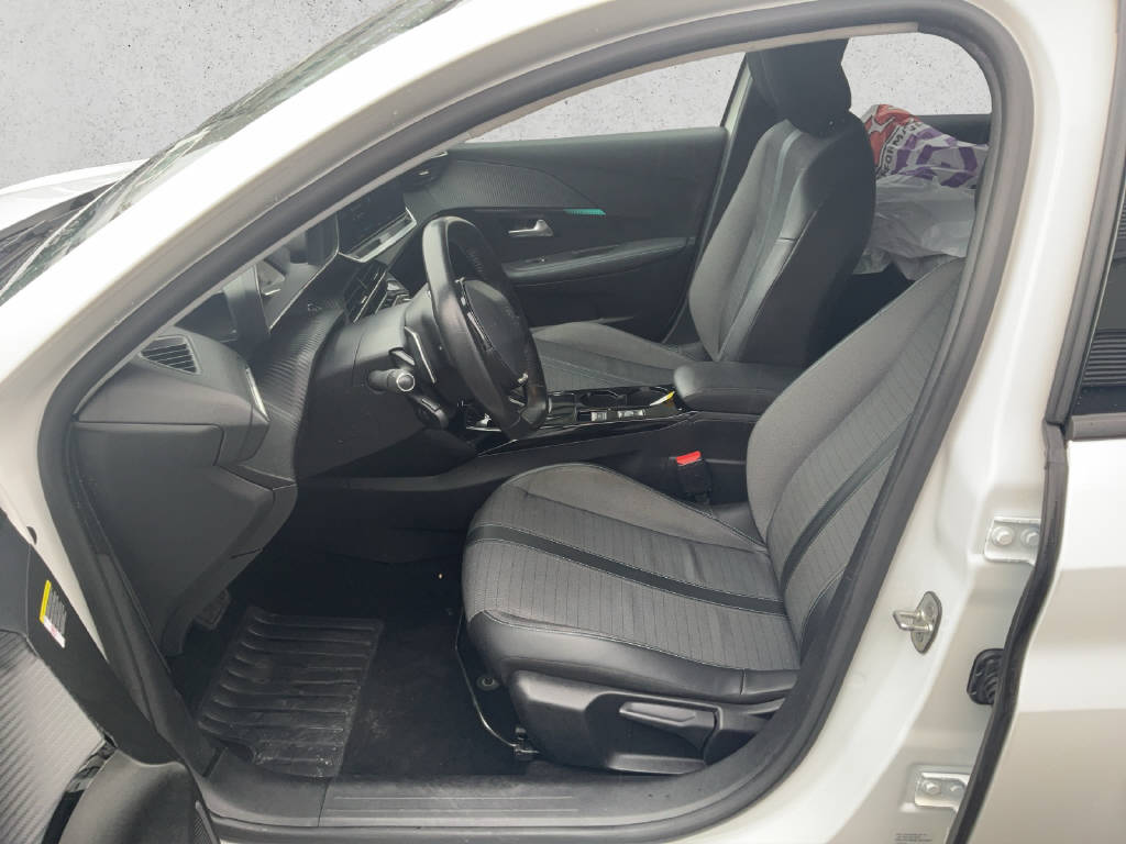 PEUGEOT 208 1.2 PureTech 100 Allure-image-8