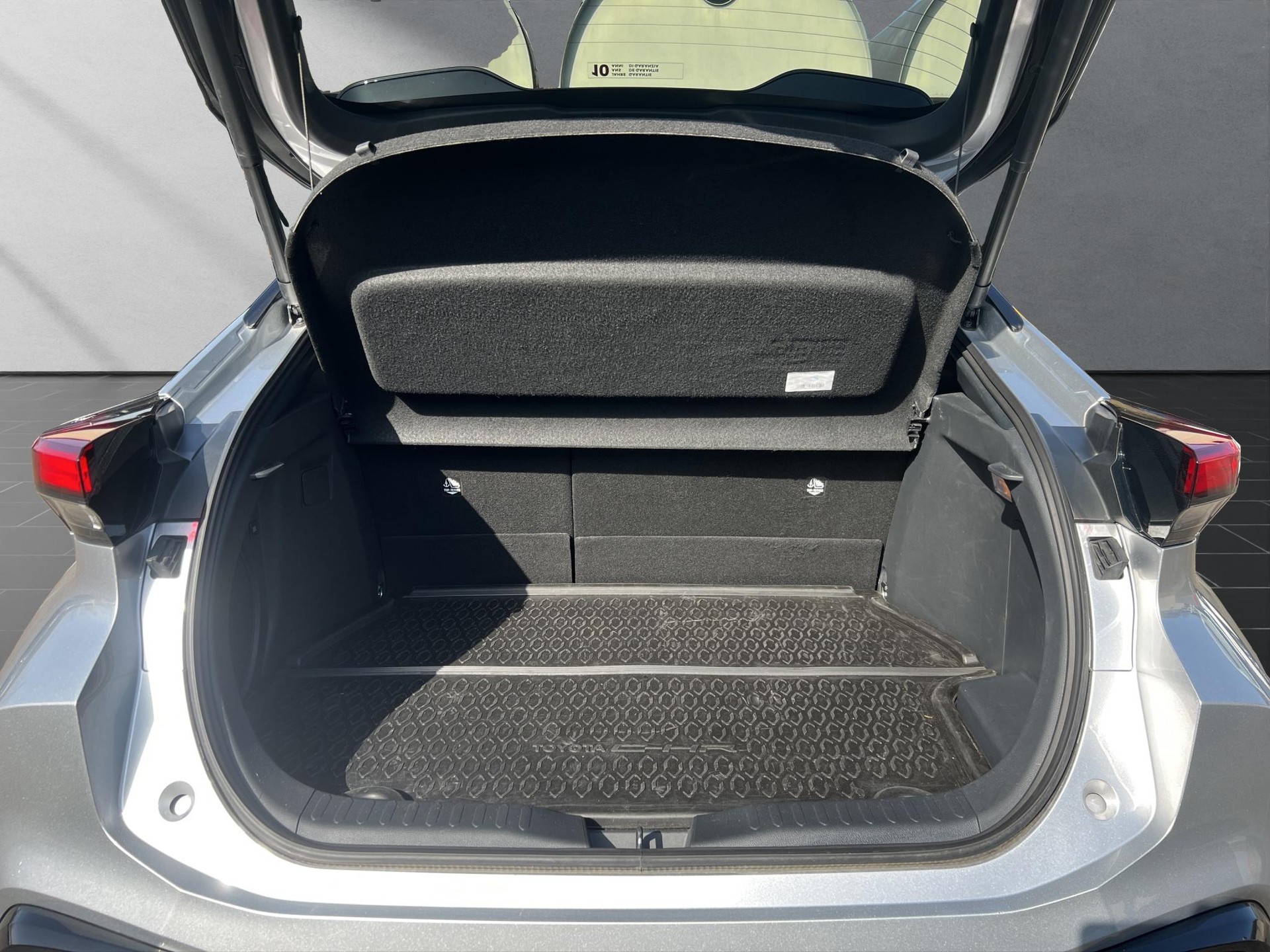 TOYOTA C-HR 2.0 PHEV GR Sport-image-10
