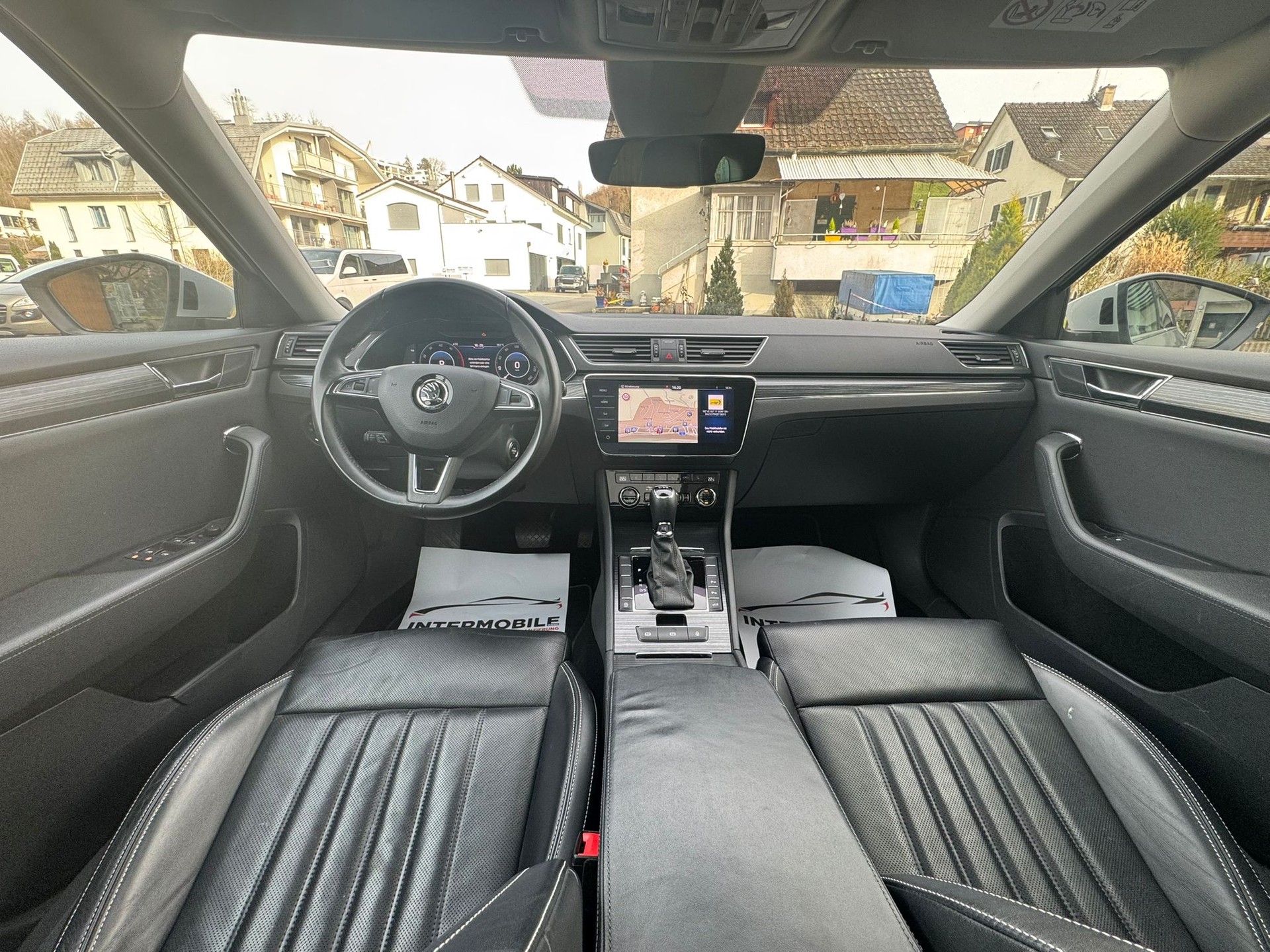 SKODA Superb Combi 2.0 TDi Style DSG-image-10