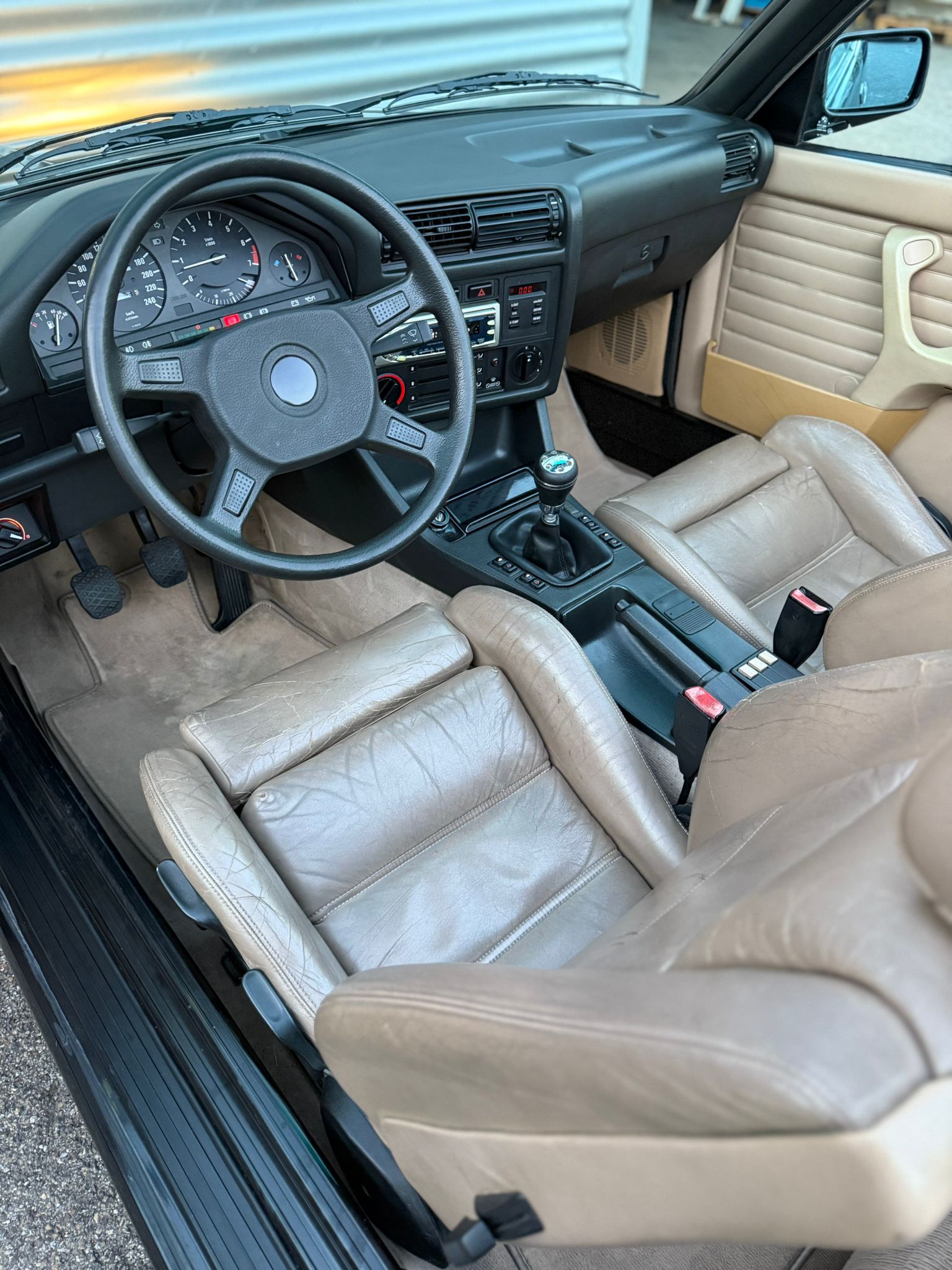 BMW 320i Cabrio-image-6