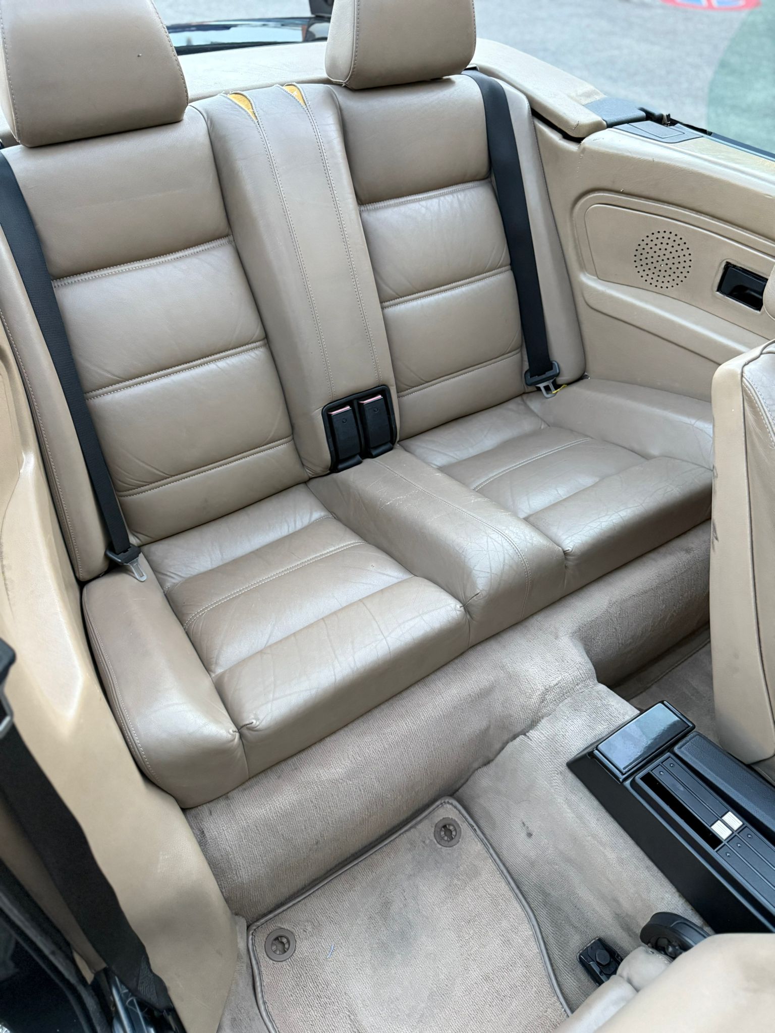 BMW 320i Cabrio-image-11