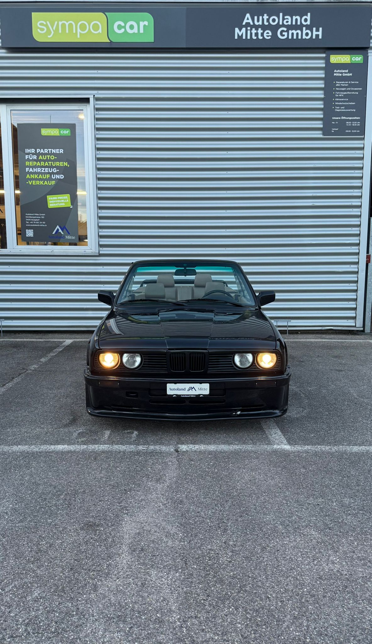 BMW 320i Cabrio-showroom-element-2