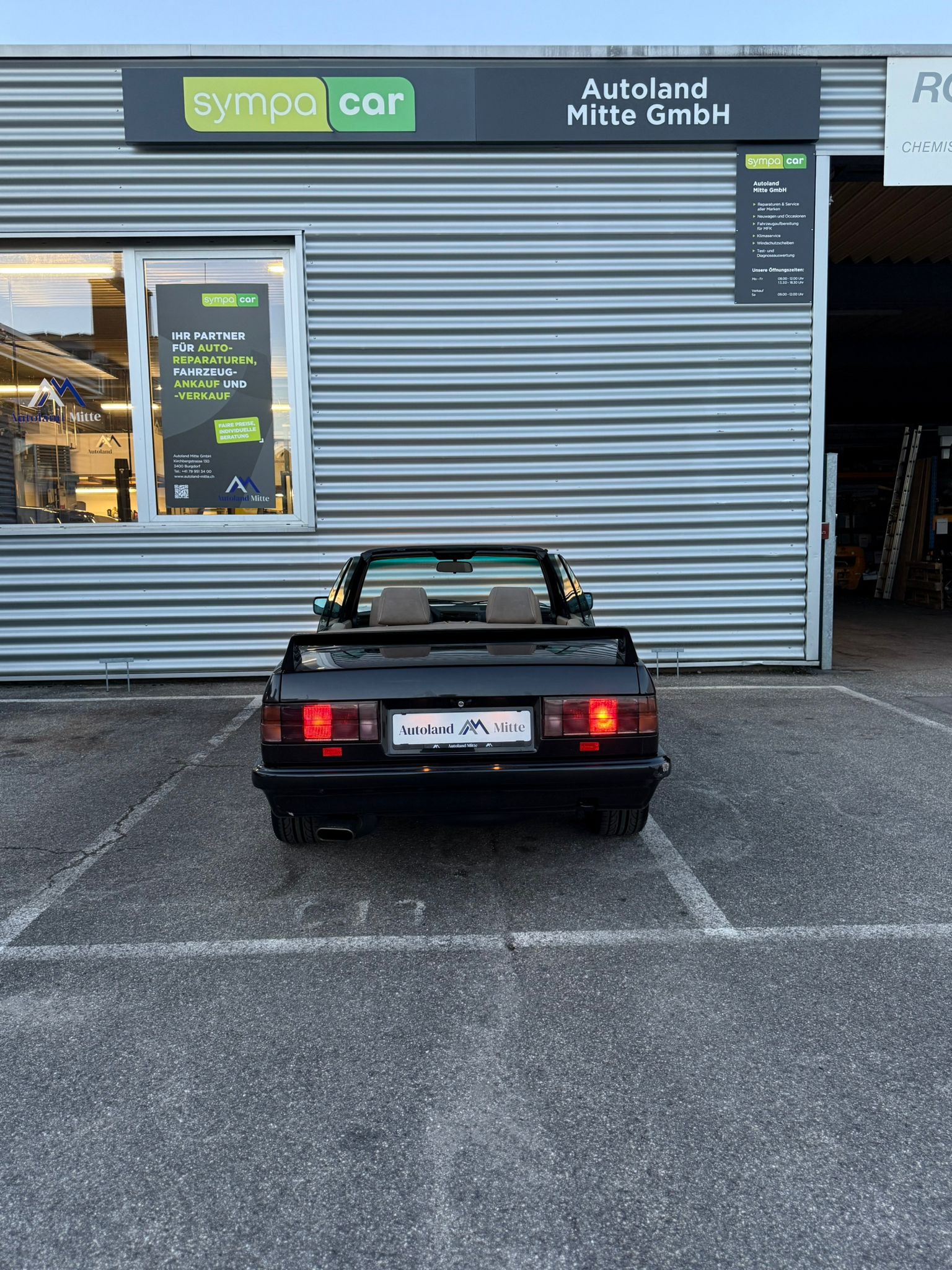 BMW 320i Cabrio-showroom-element-3
