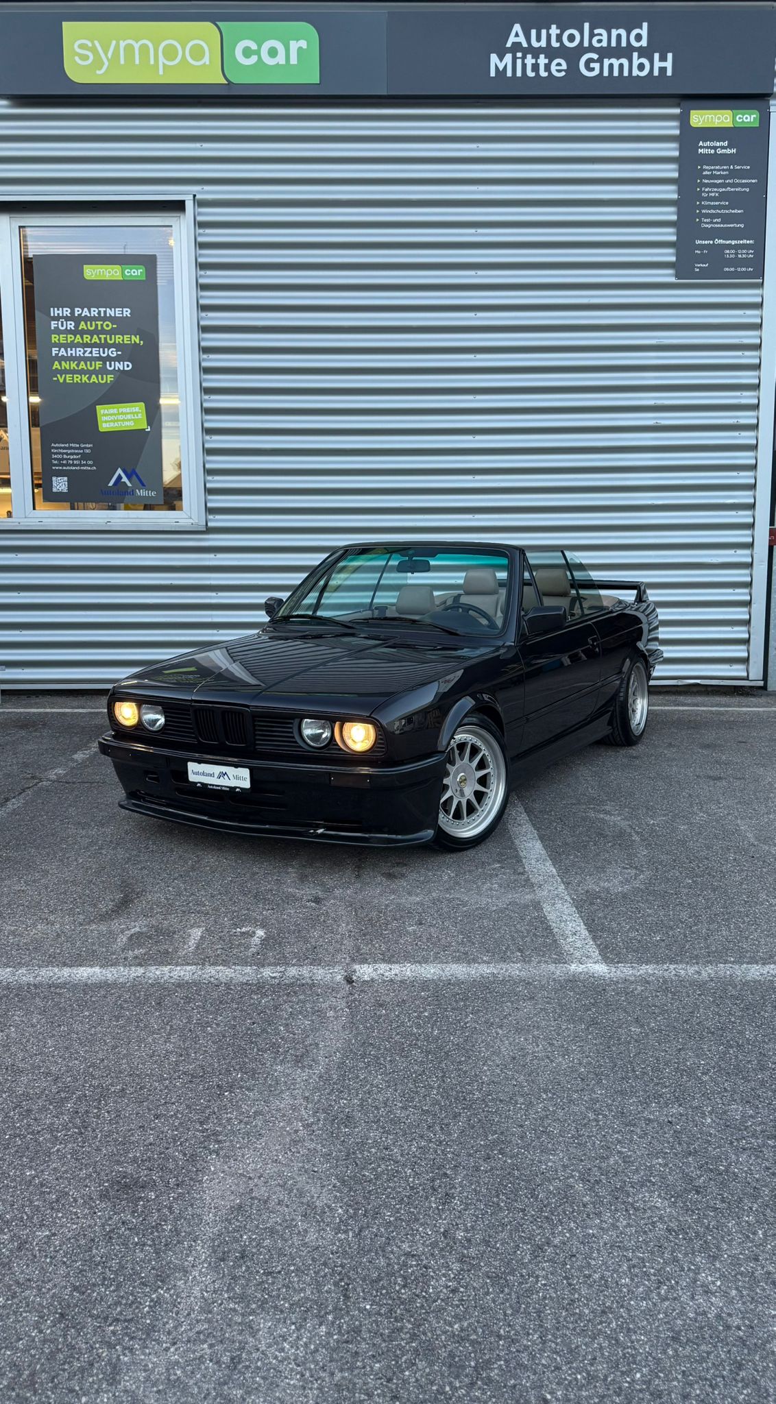 BMW 320i Cabrio-showroom-element-1