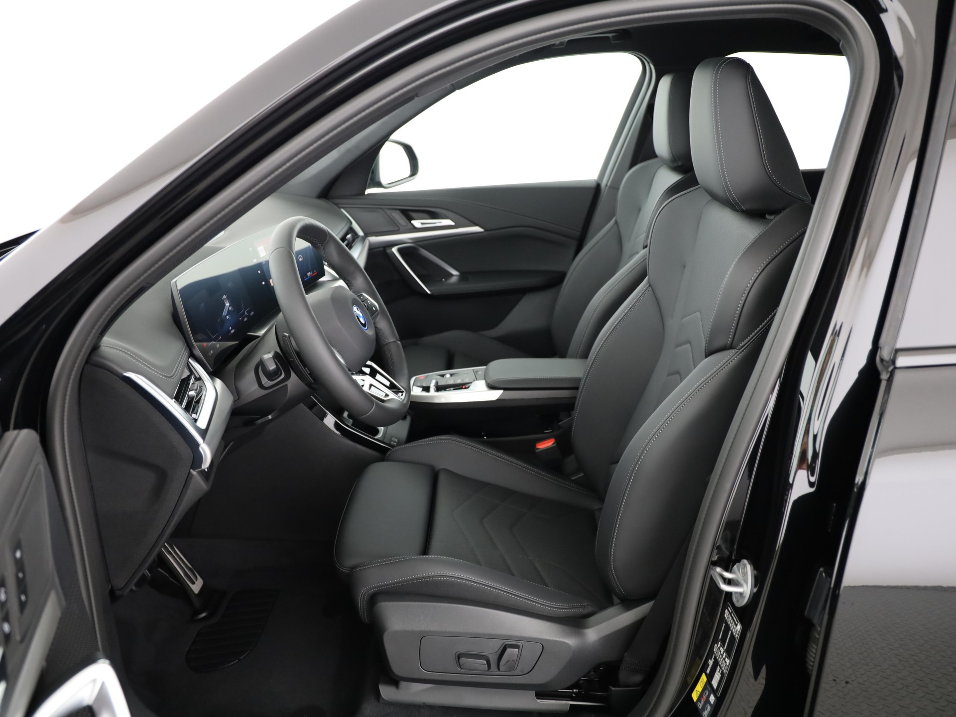 BMW iX1 30 xDrive-image-3