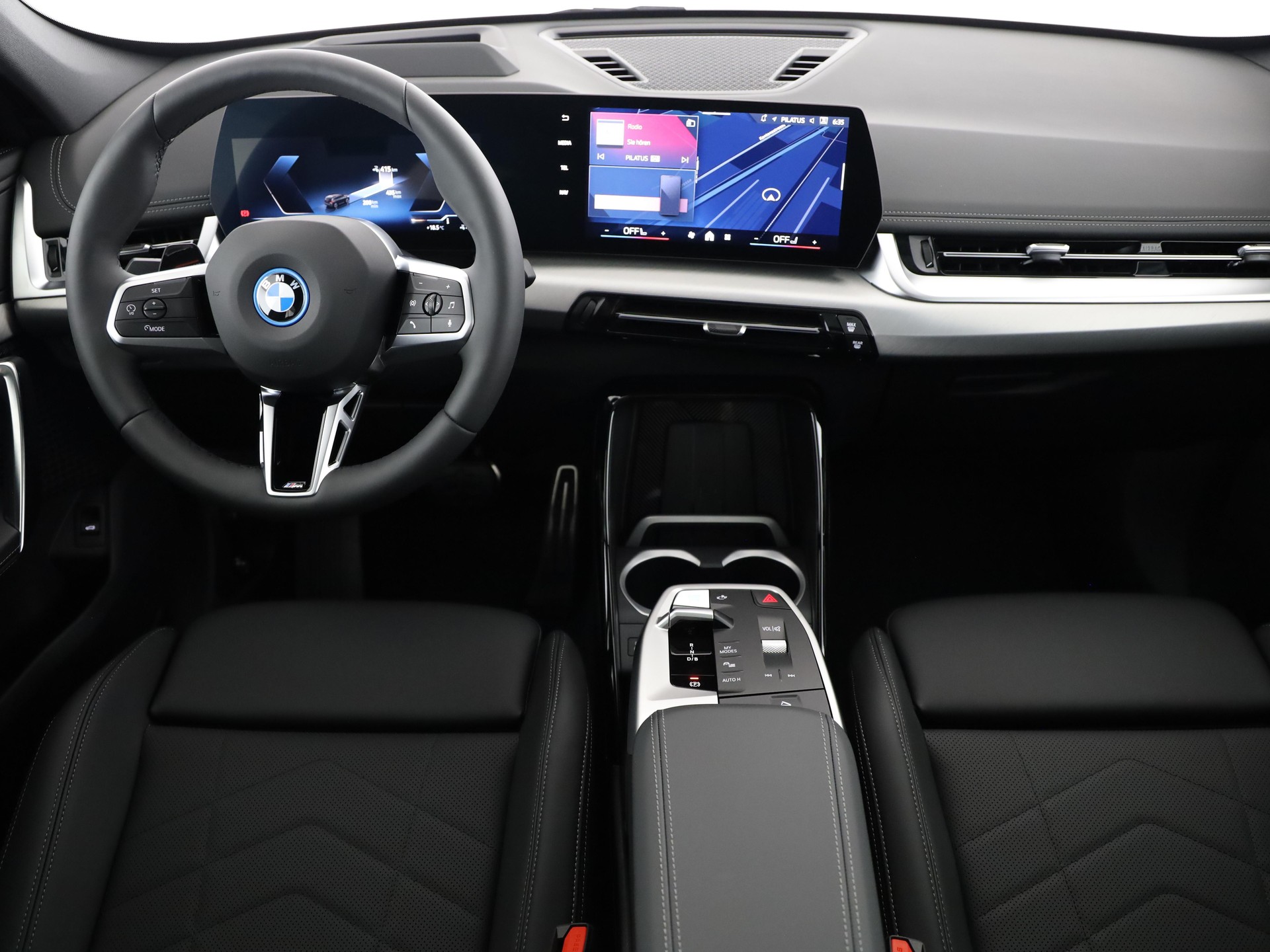 BMW iX1 30 xDrive-image-4