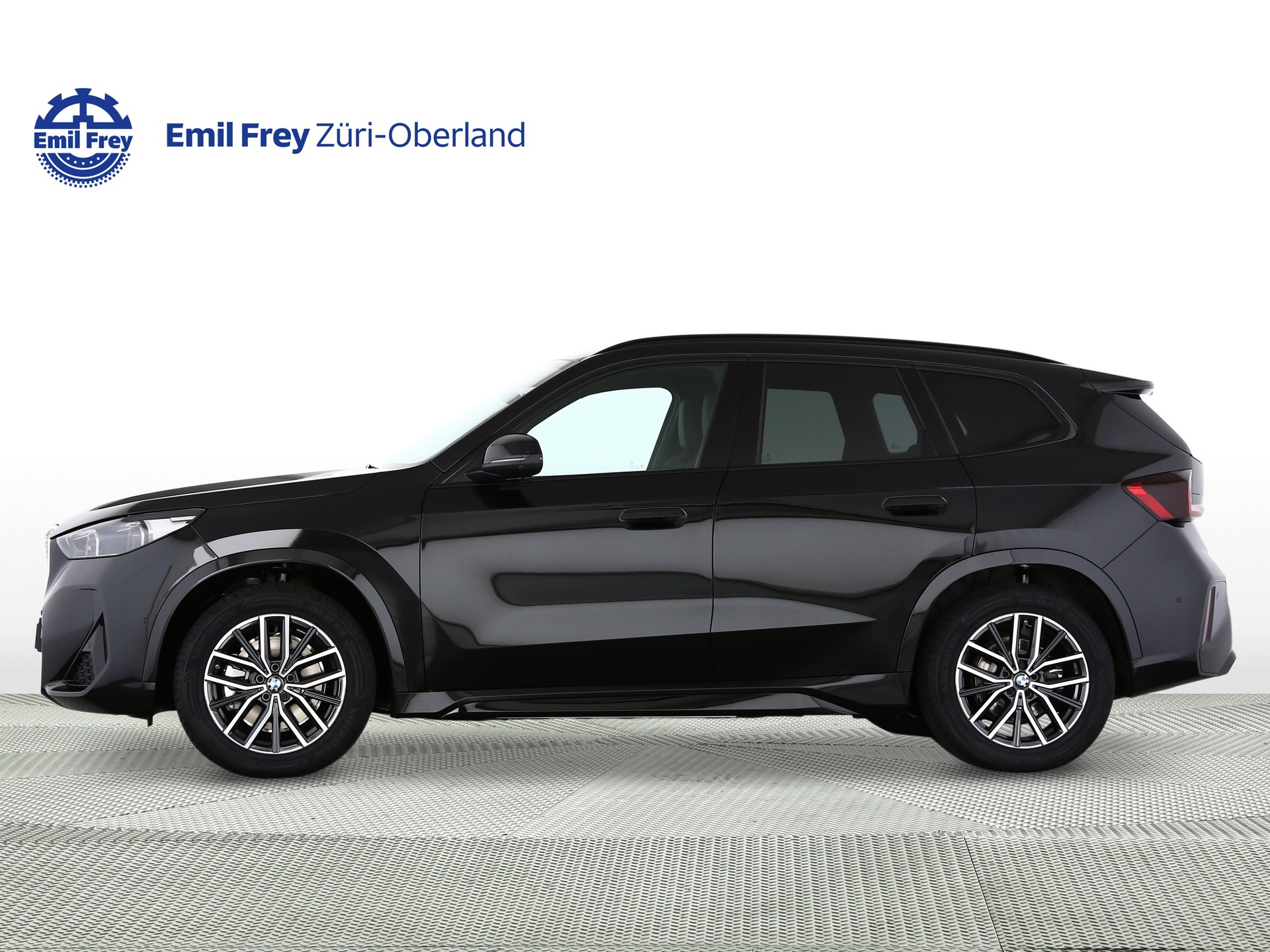 BMW iX1 30 xDrive-image-1