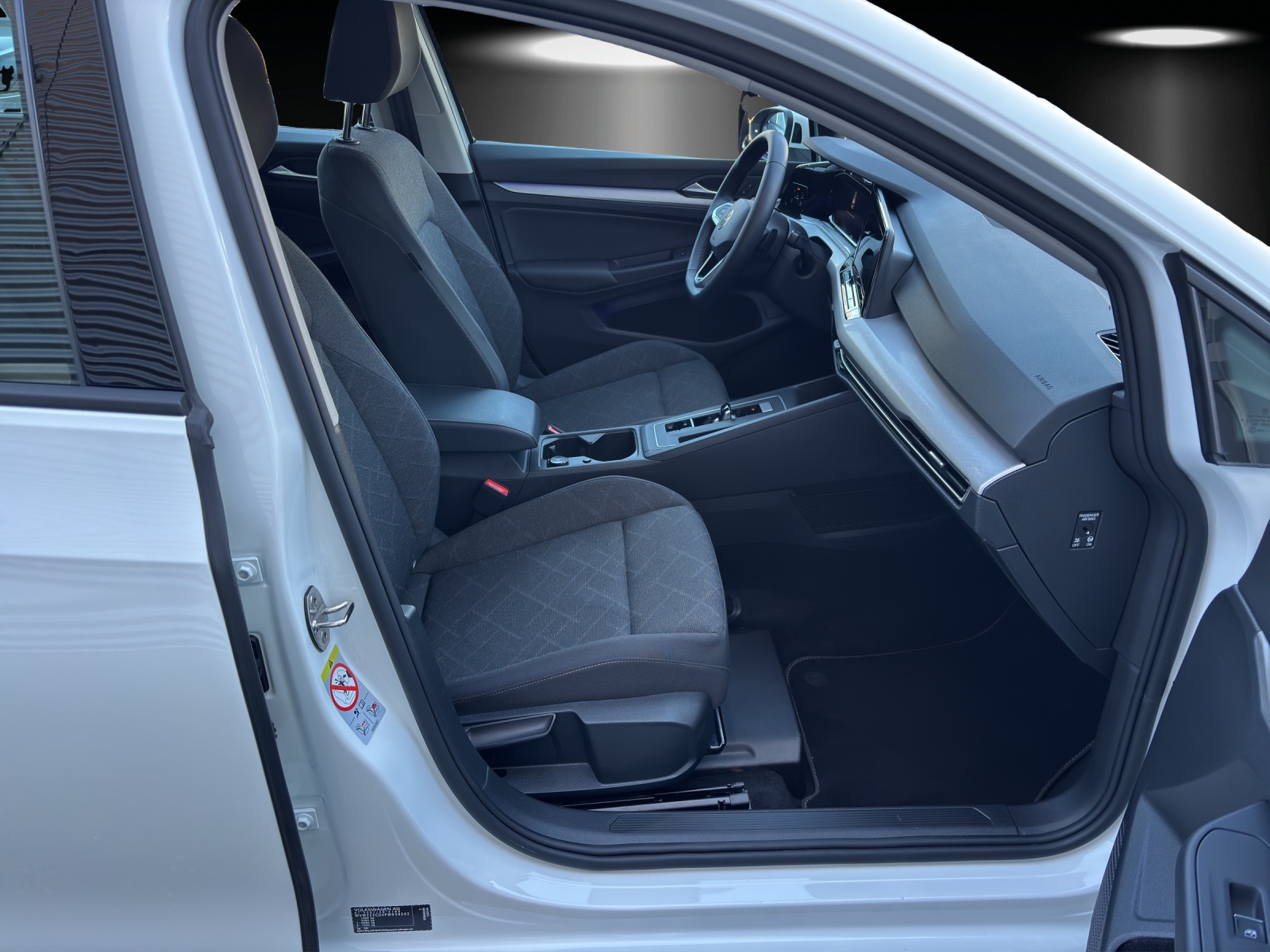 VW Golf Variant 1.0 eTSI mHEV Life DSG-image-8