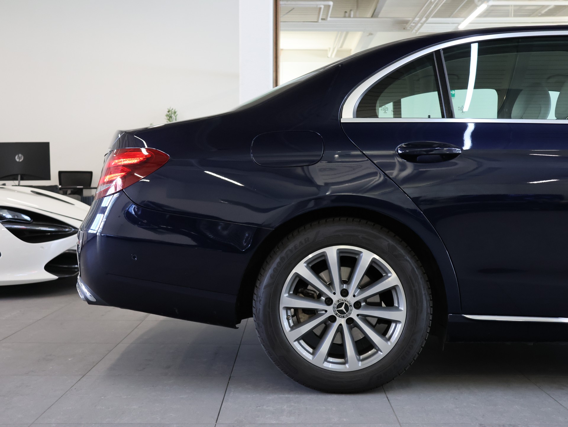 MERCEDES-BENZ E 220 d AMG Line 4Matic 9G-Tronic *Rückfahrkamera* *MultiColor* *Sitzheizung*-image-10