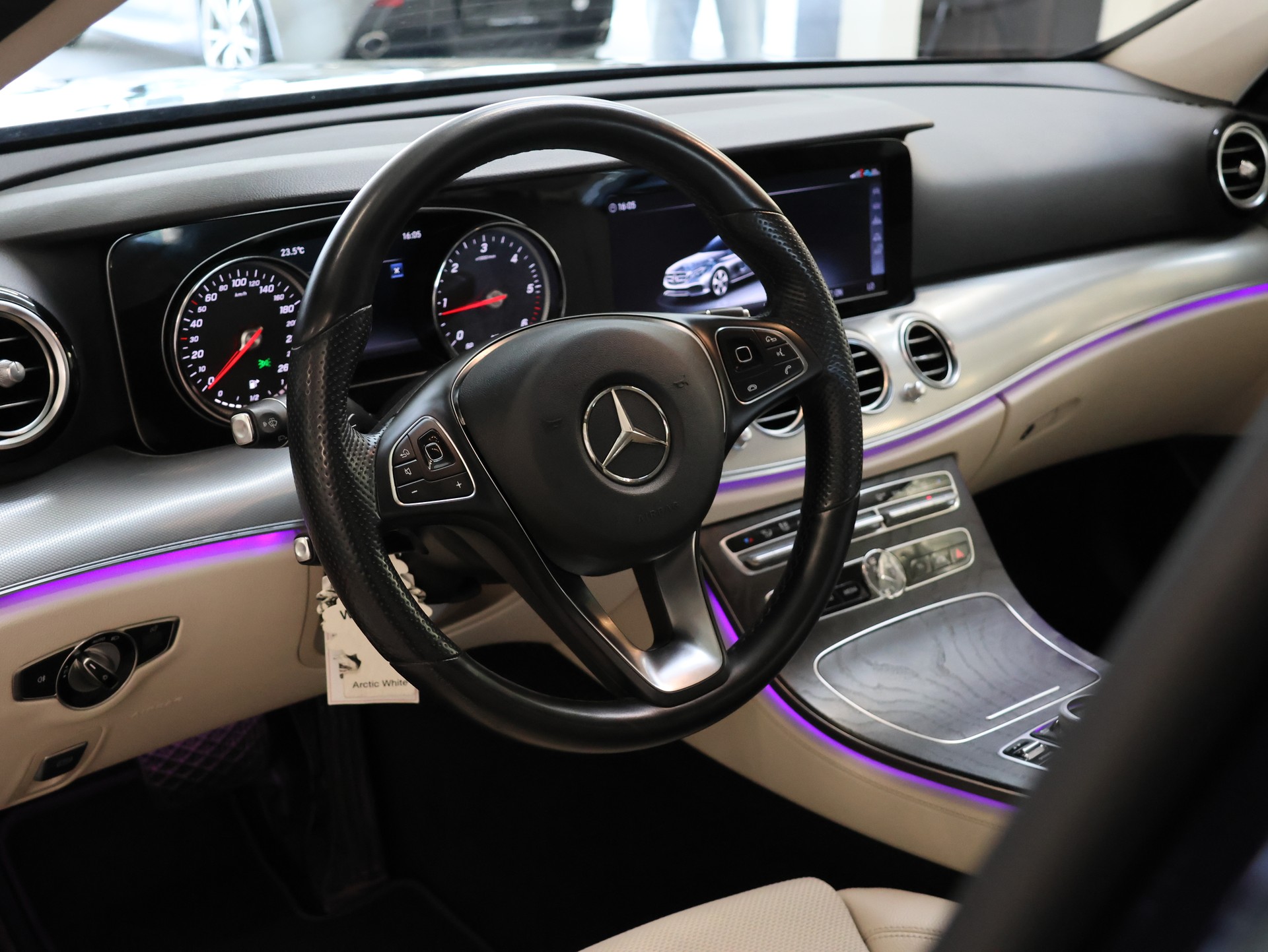 MERCEDES-BENZ E 220 d AMG Line 4Matic 9G-Tronic *Rückfahrkamera* *MultiColor* *Sitzheizung*-image-12