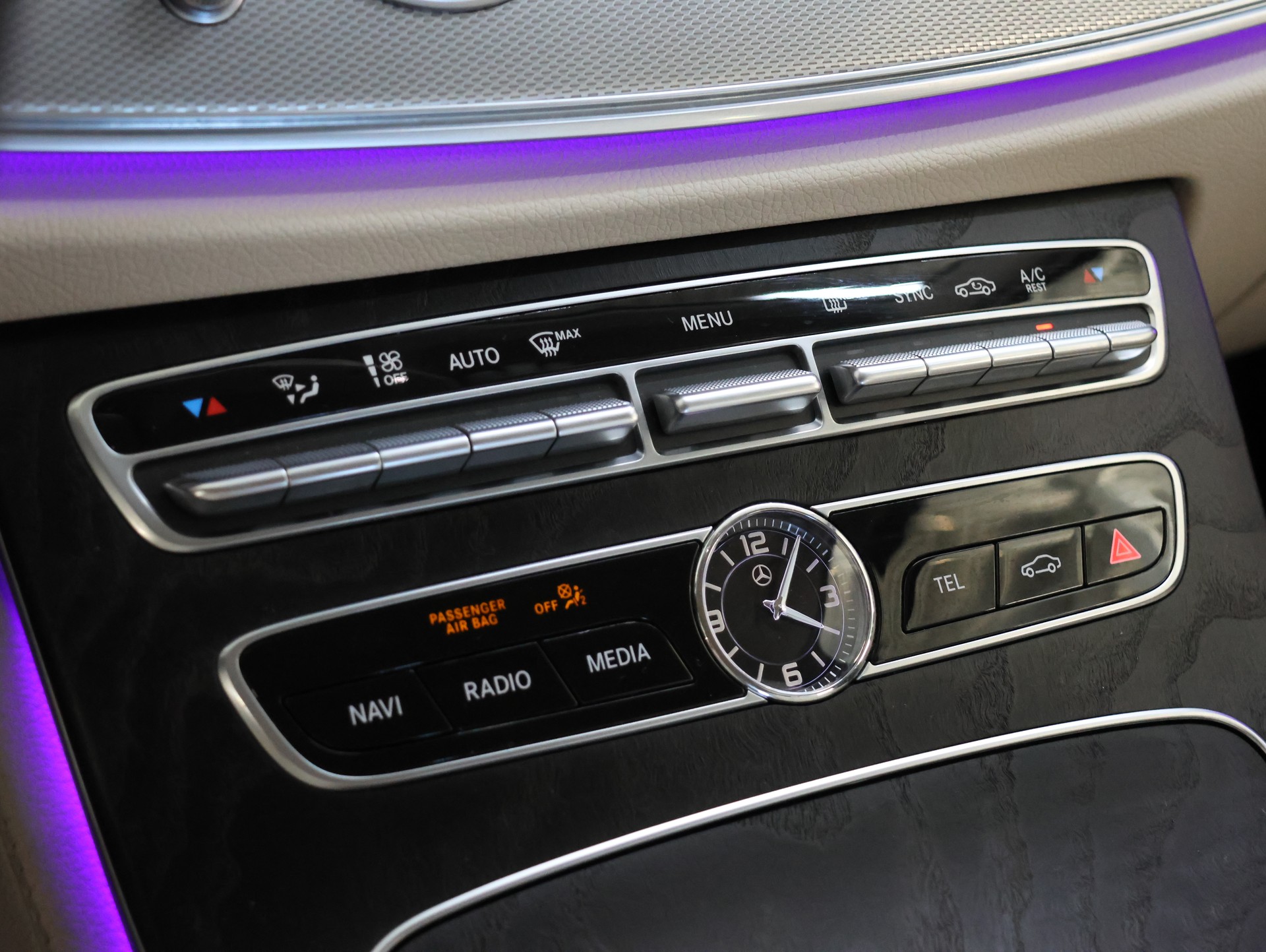MERCEDES-BENZ E 220 d AMG Line 4Matic 9G-Tronic *Rückfahrkamera* *MultiColor* *Sitzheizung*-image-17