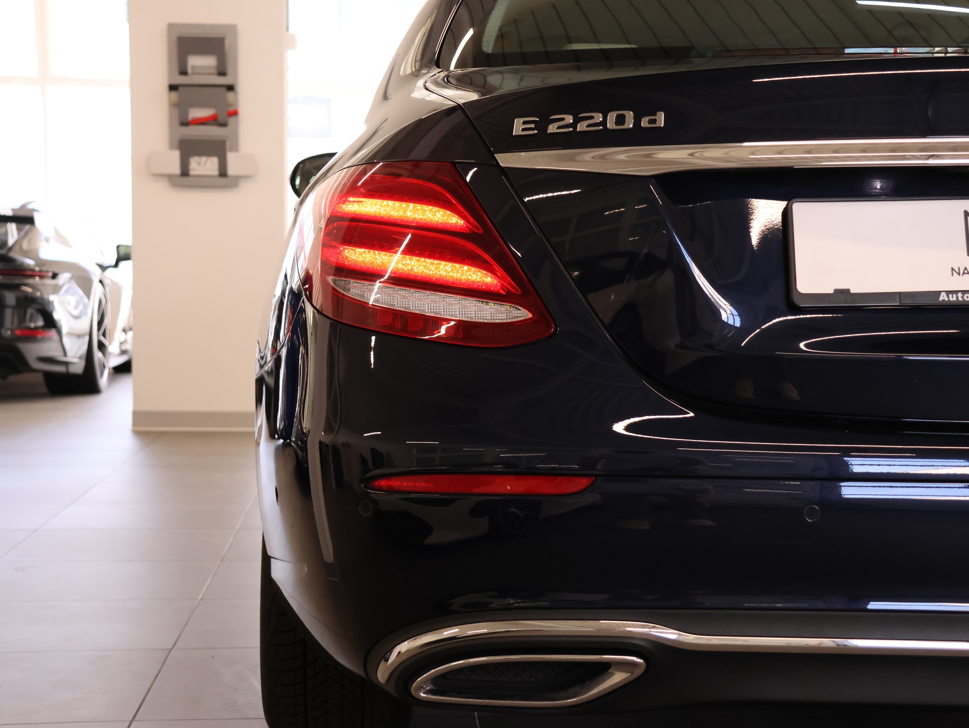 MERCEDES-BENZ E 220 d AMG Line 4Matic 9G-Tronic *Rückfahrkamera* *MultiColor* *Sitzheizung*-image-9