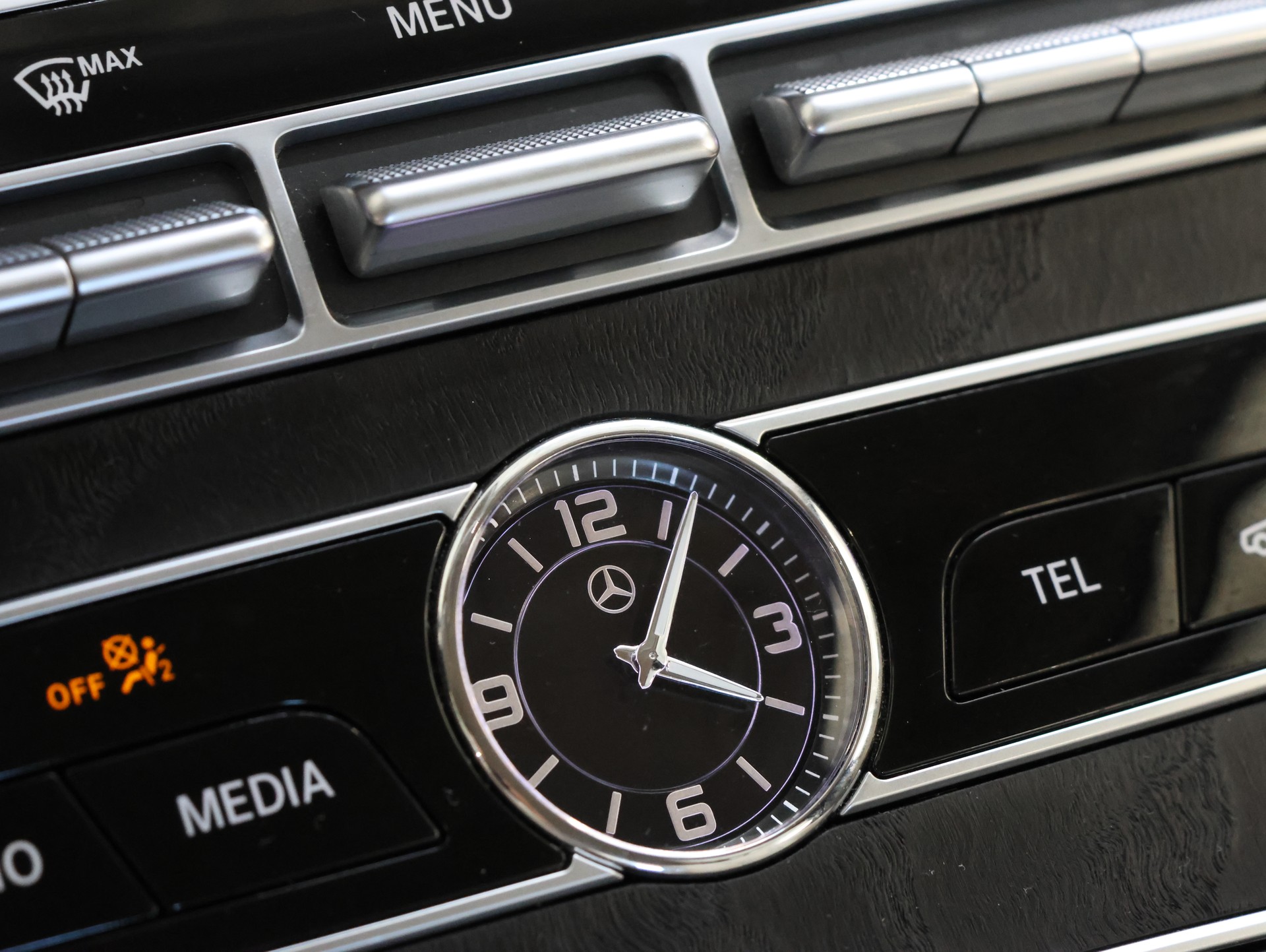 MERCEDES-BENZ E 220 d AMG Line 4Matic 9G-Tronic *Rückfahrkamera* *MultiColor* *Sitzheizung*-image-18