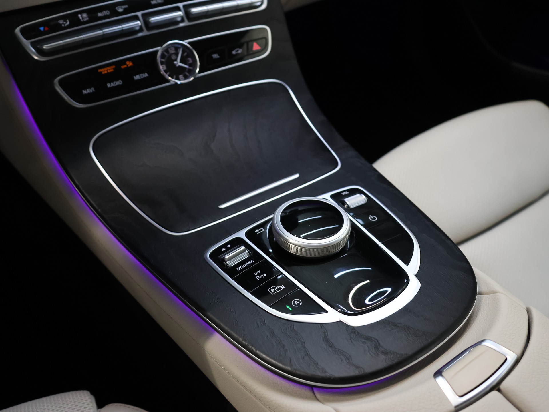 MERCEDES-BENZ E 220 d AMG Line 4Matic 9G-Tronic *Rückfahrkamera* *MultiColor* *Sitzheizung*-image-19