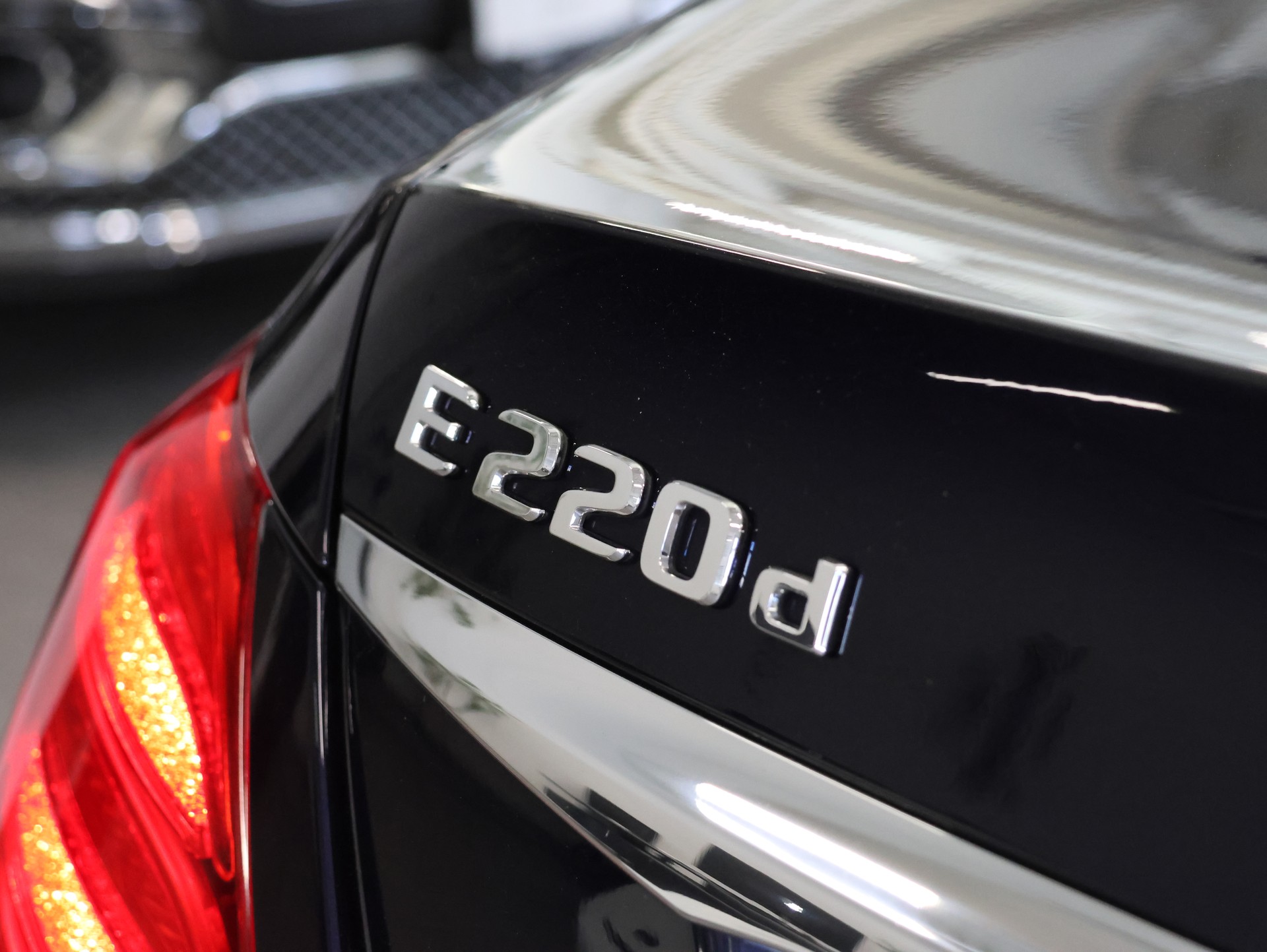 MERCEDES-BENZ E 220 d AMG Line 4Matic 9G-Tronic *Rückfahrkamera* *MultiColor* *Sitzheizung*-image-11