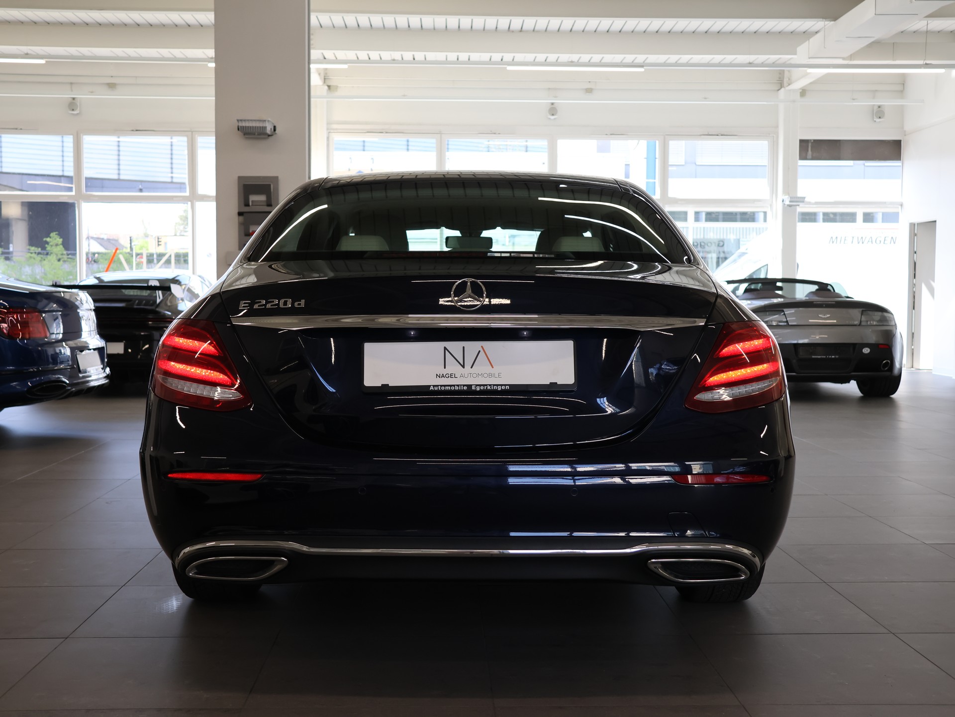 MERCEDES-BENZ E 220 d AMG Line 4Matic 9G-Tronic *Rückfahrkamera* *MultiColor* *Sitzheizung*-image-4