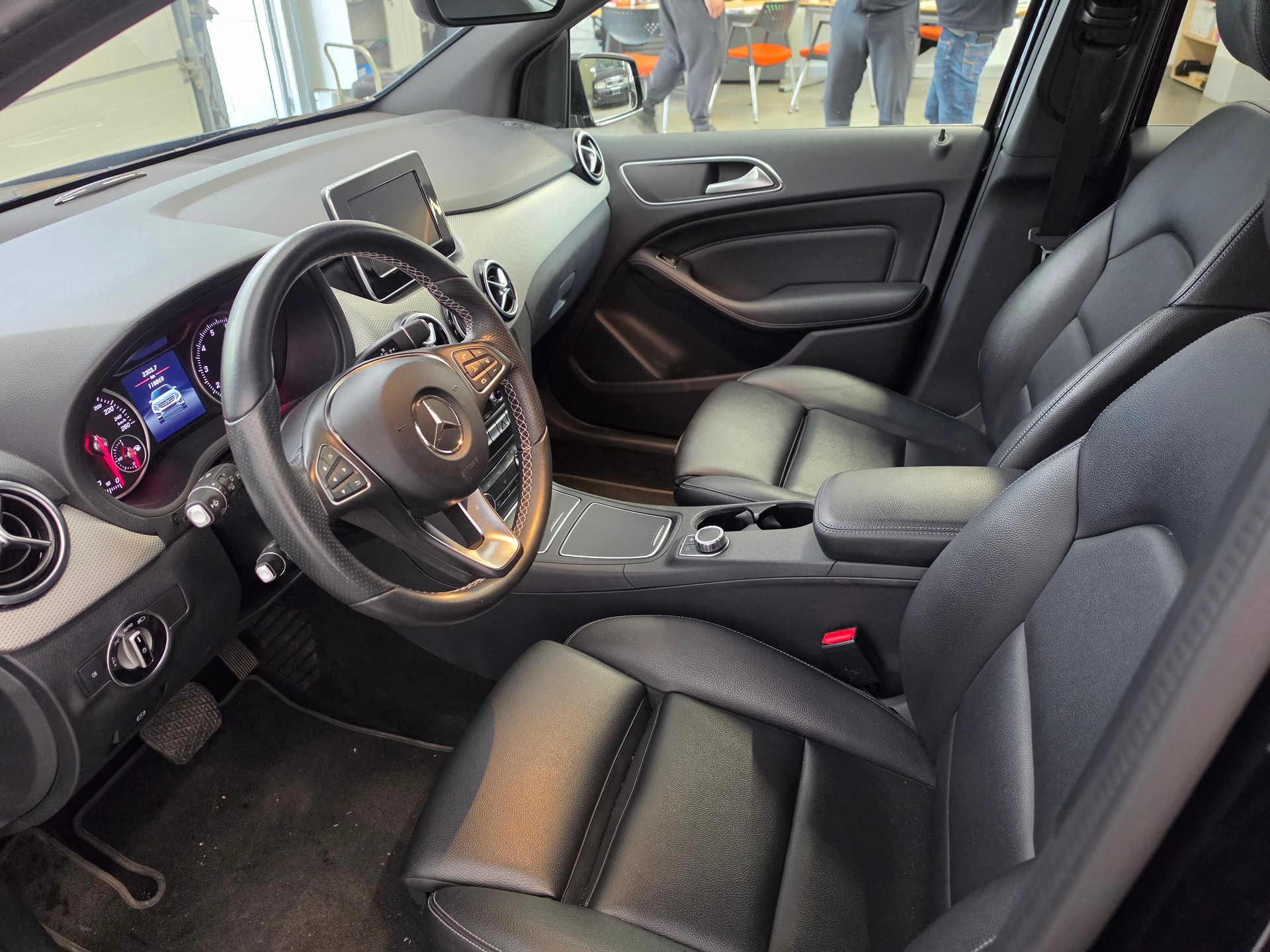 MERCEDES-BENZ B 180 Urban 7G-DCT-image-3