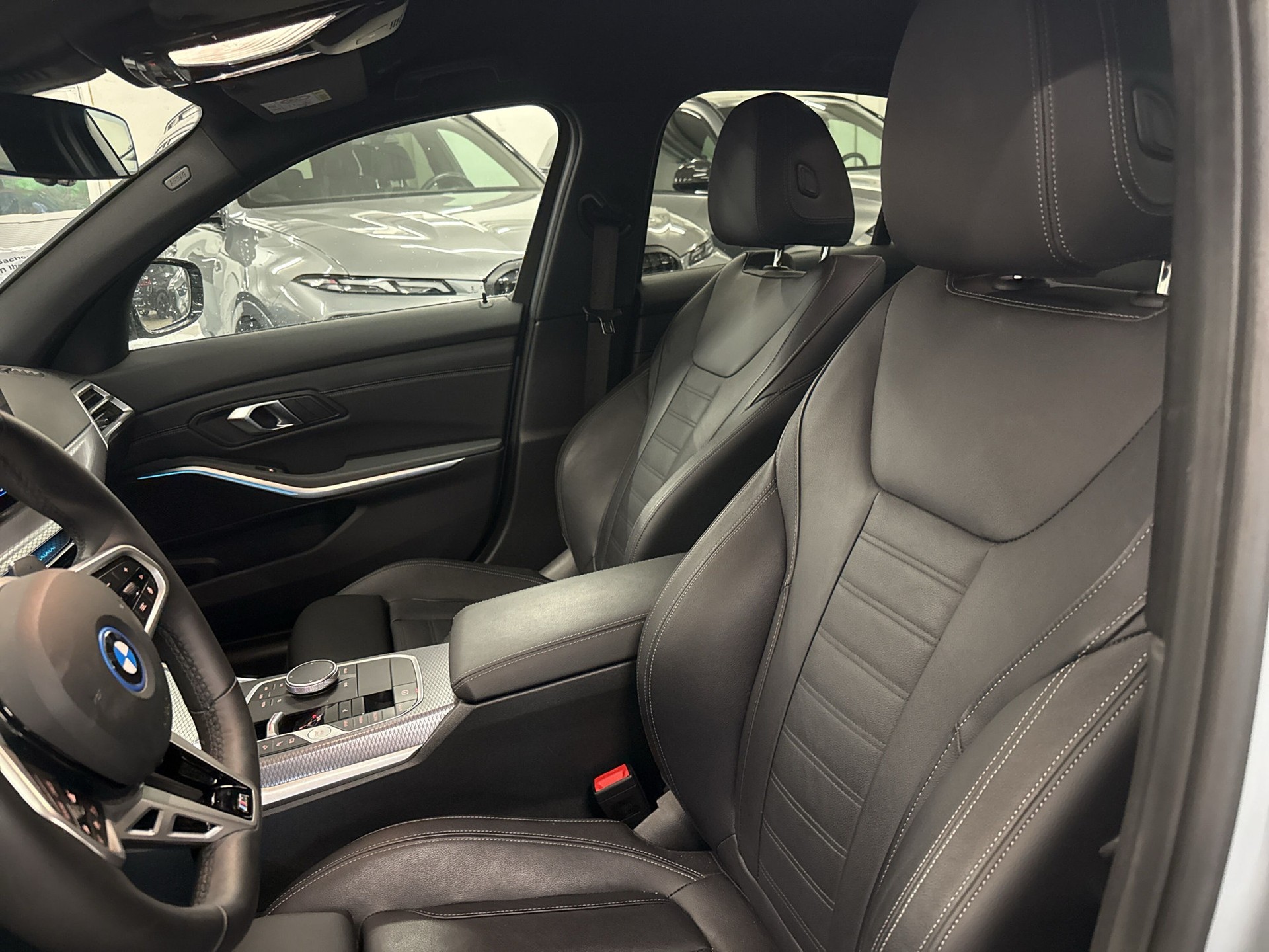 BMW 330e x Drive Berline Steptronic M Sport-image-9