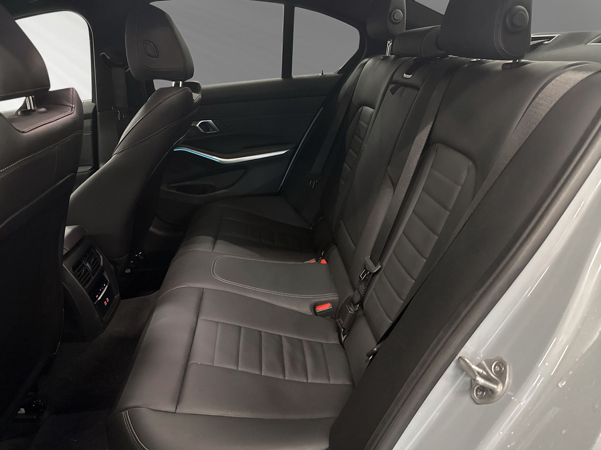BMW 330e x Drive Berline Steptronic M Sport-image-6