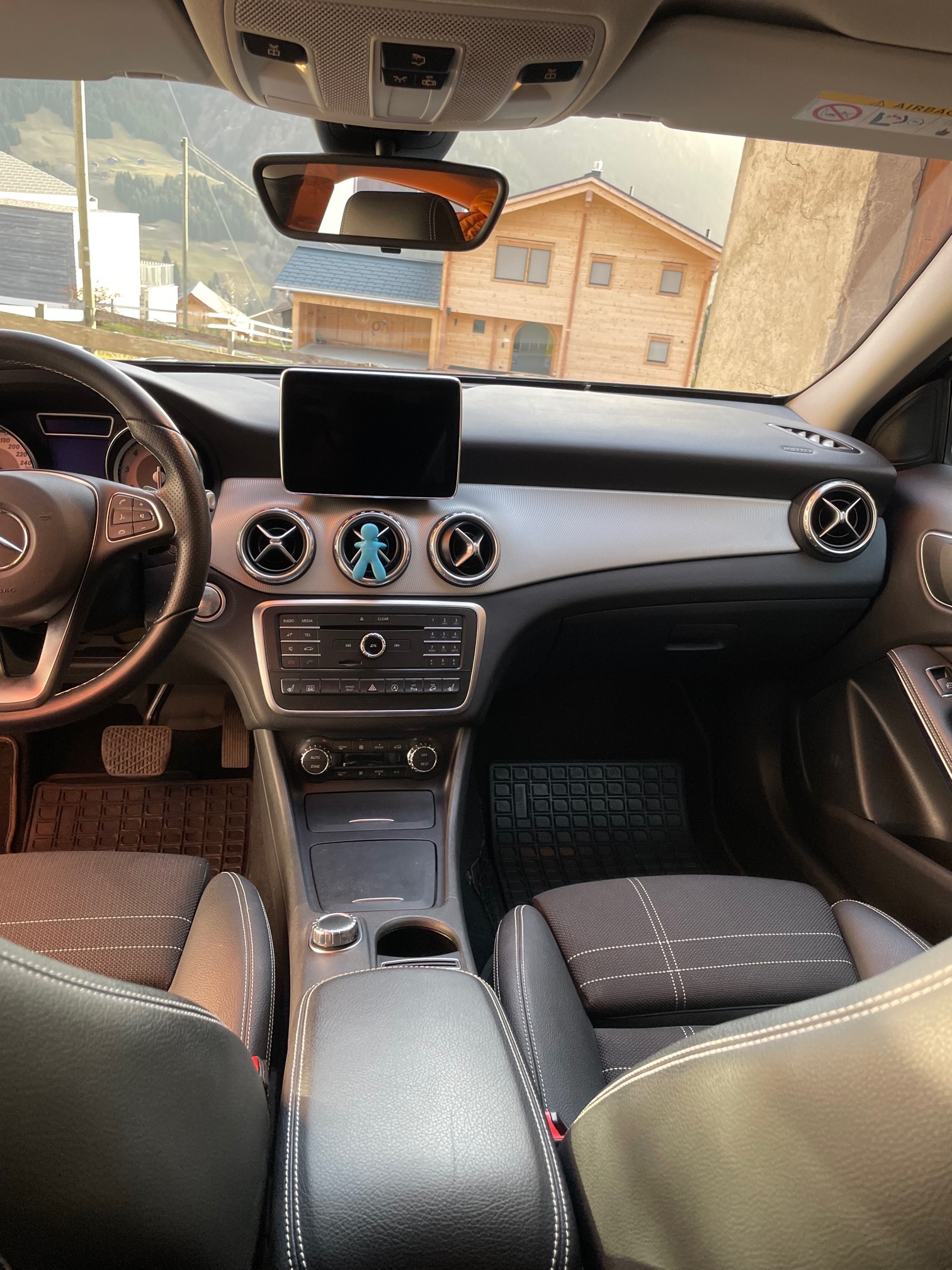MERCEDES-BENZ GLA 250 Urban 4m-image-4