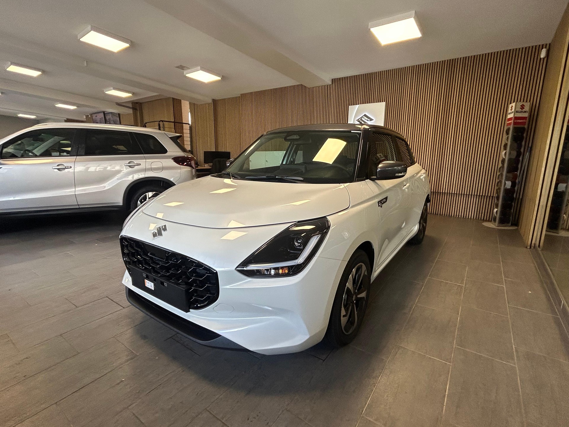 SUZUKI Swift 1.2 Sakura Top Hybrid-image-3