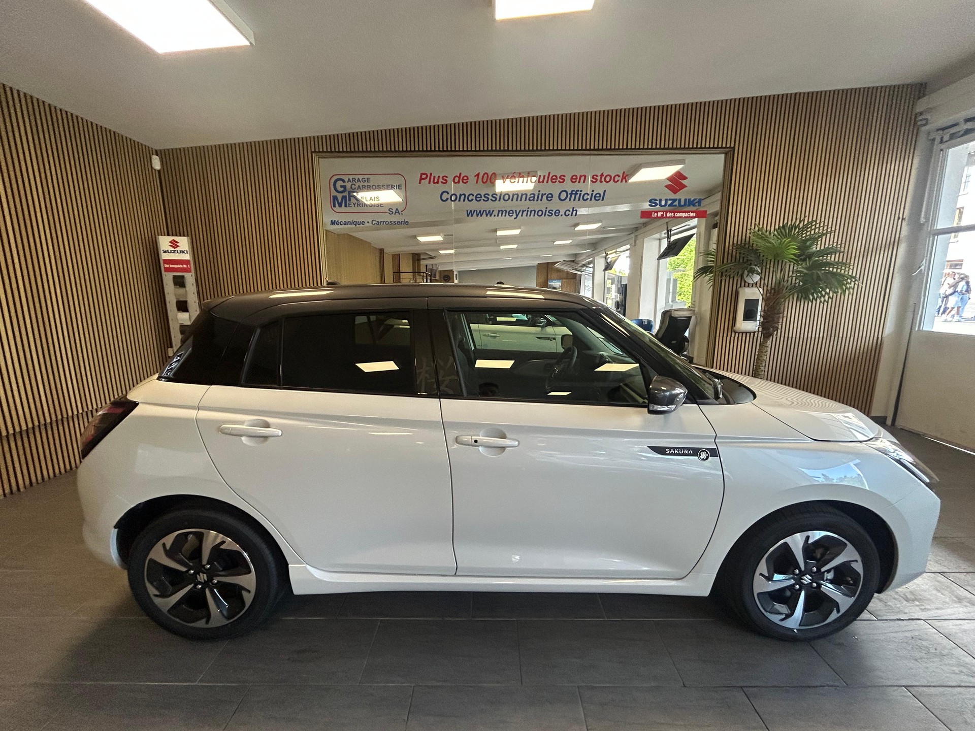 SUZUKI Swift 1.2 Sakura Top Hybrid-image-0