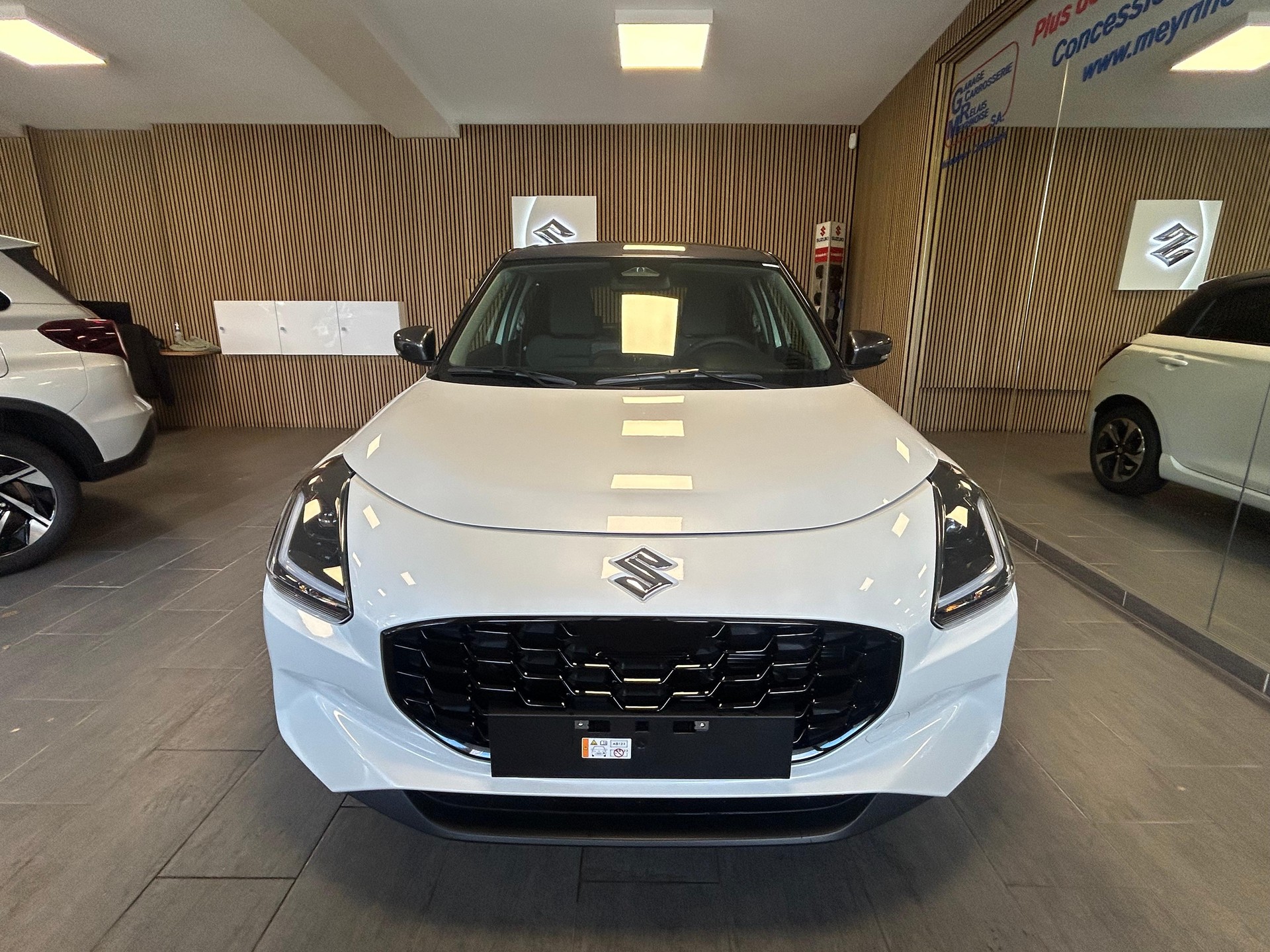 SUZUKI Swift 1.2 Sakura Top Hybrid-image-2
