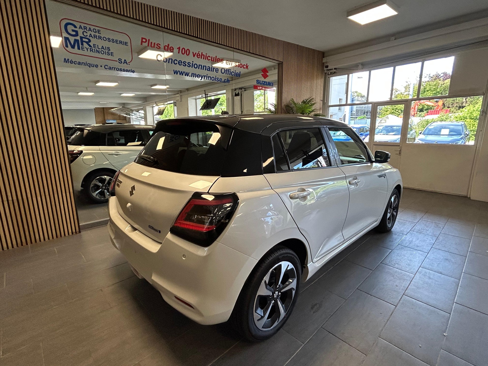 SUZUKI Swift 1.2 Sakura Top Hybrid-image-6