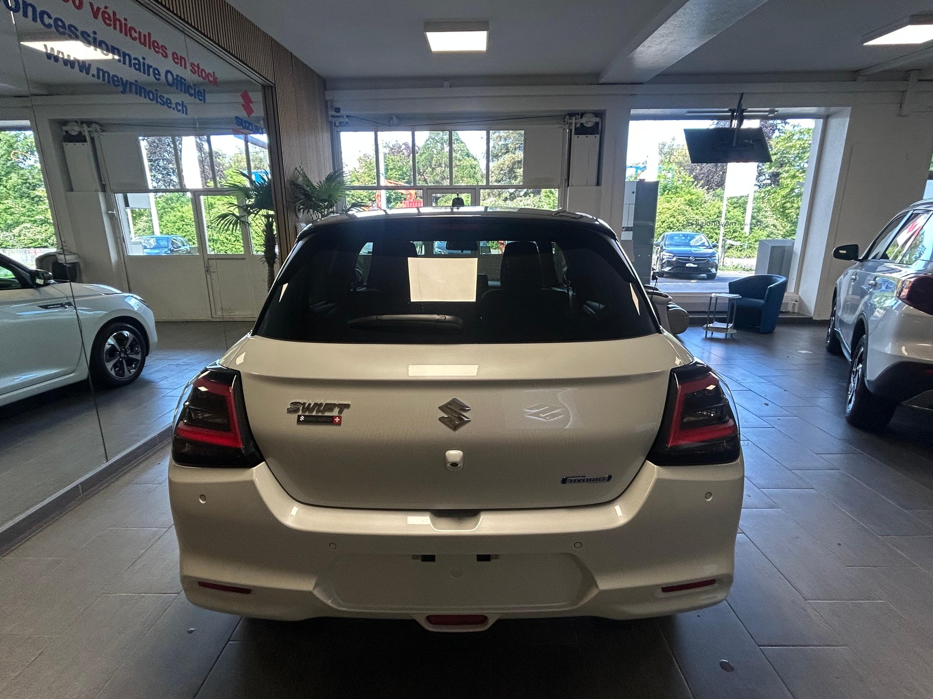 SUZUKI Swift 1.2 Sakura Top Hybrid-image-5