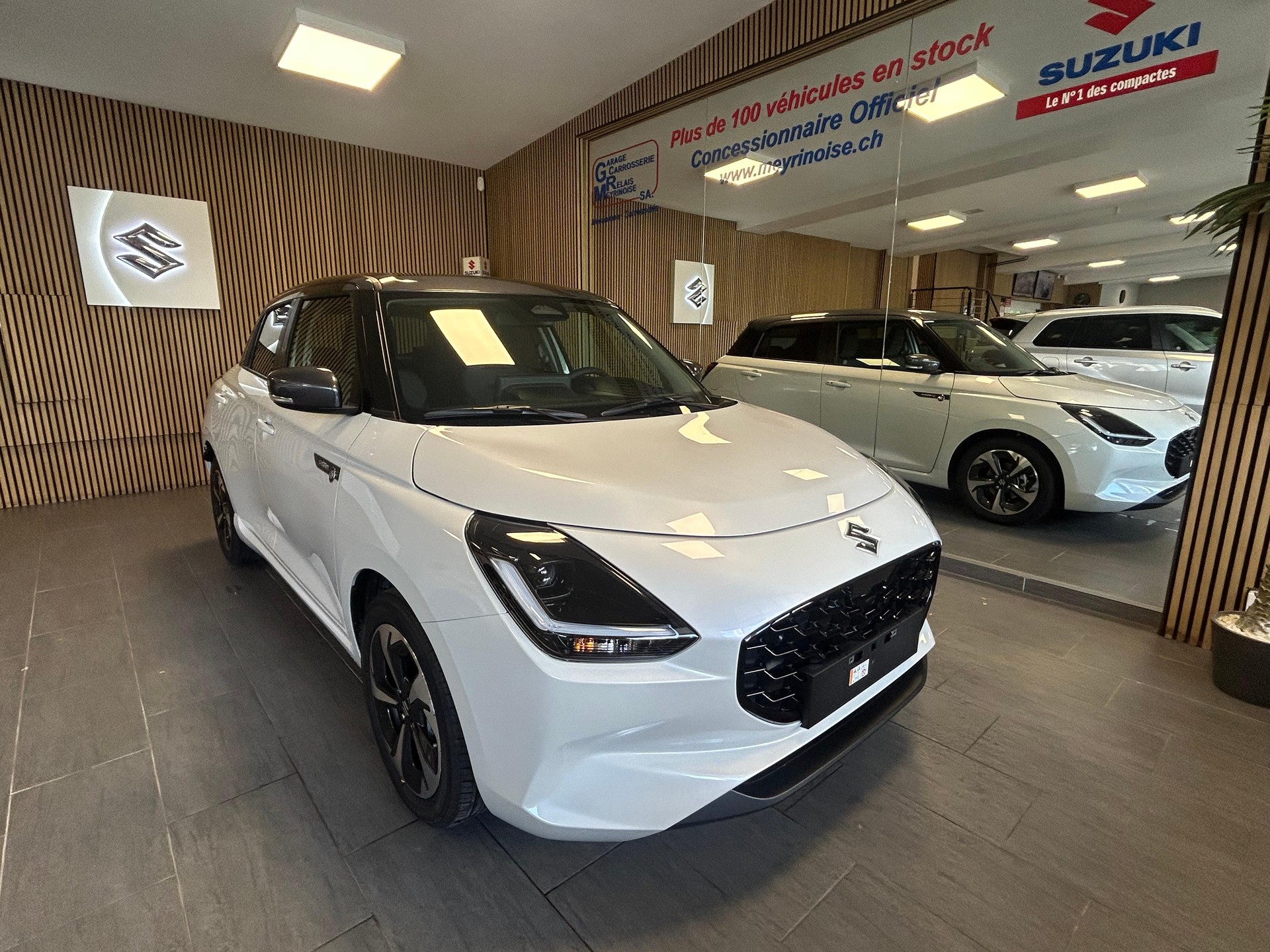 SUZUKI Swift 1.2 Sakura Top Hybrid-image-1