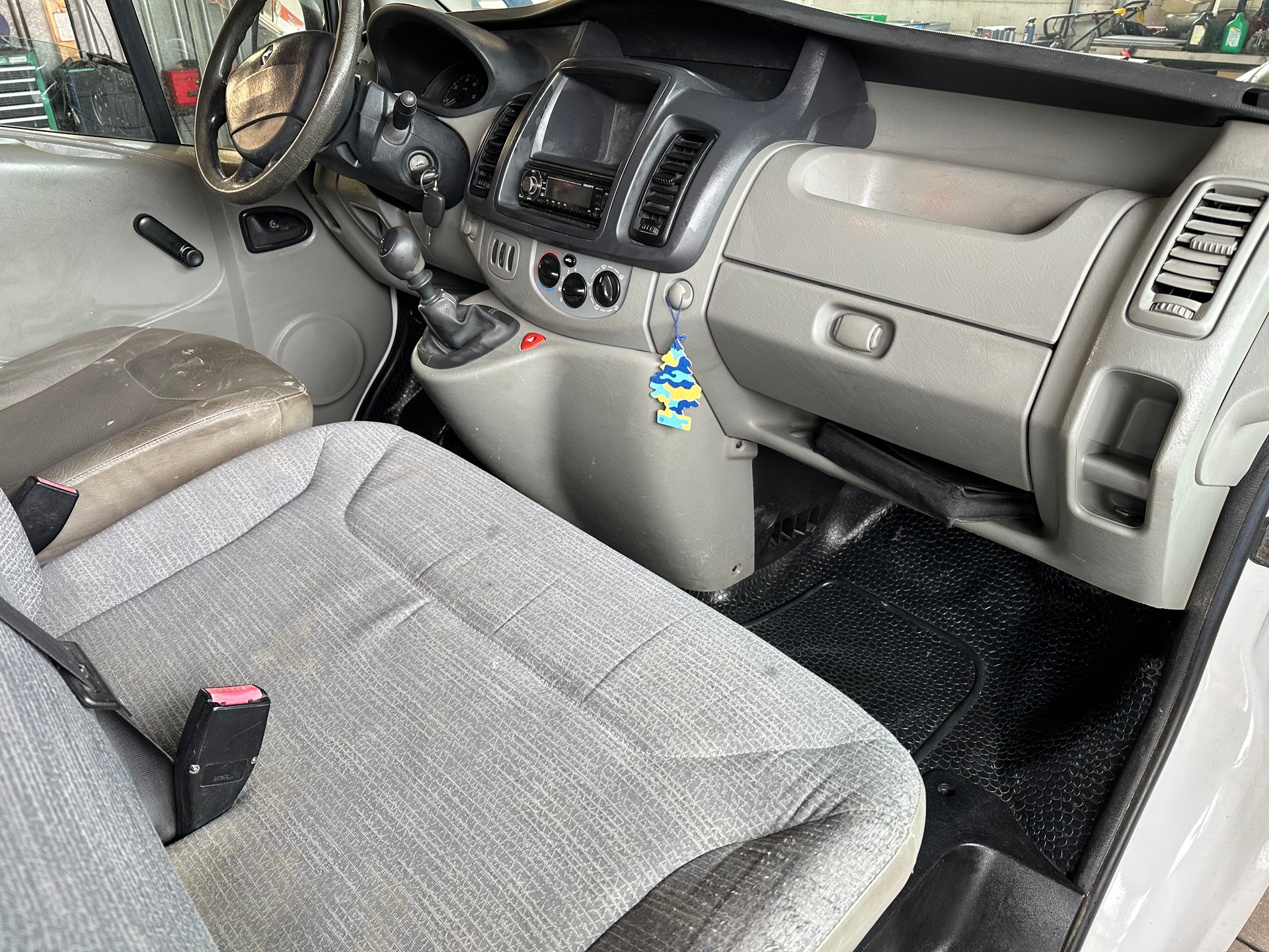 RENAULT Trafic 2.0i 2.9t L1H1-image-9