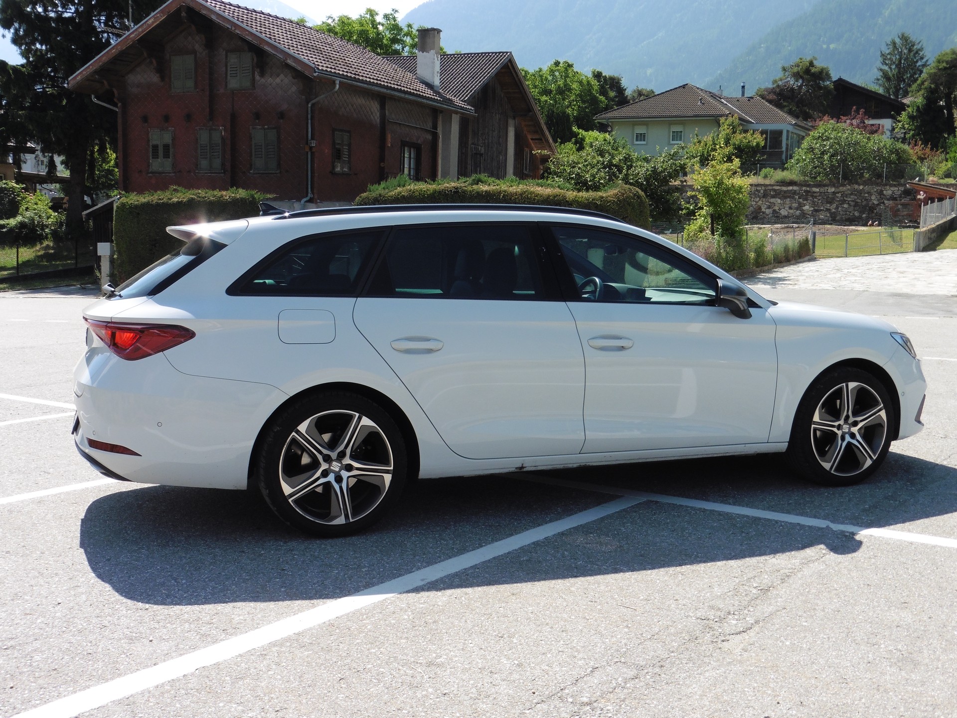 SEAT Leon ST 1.5 eTSI mHEV DSG FR-image-12
