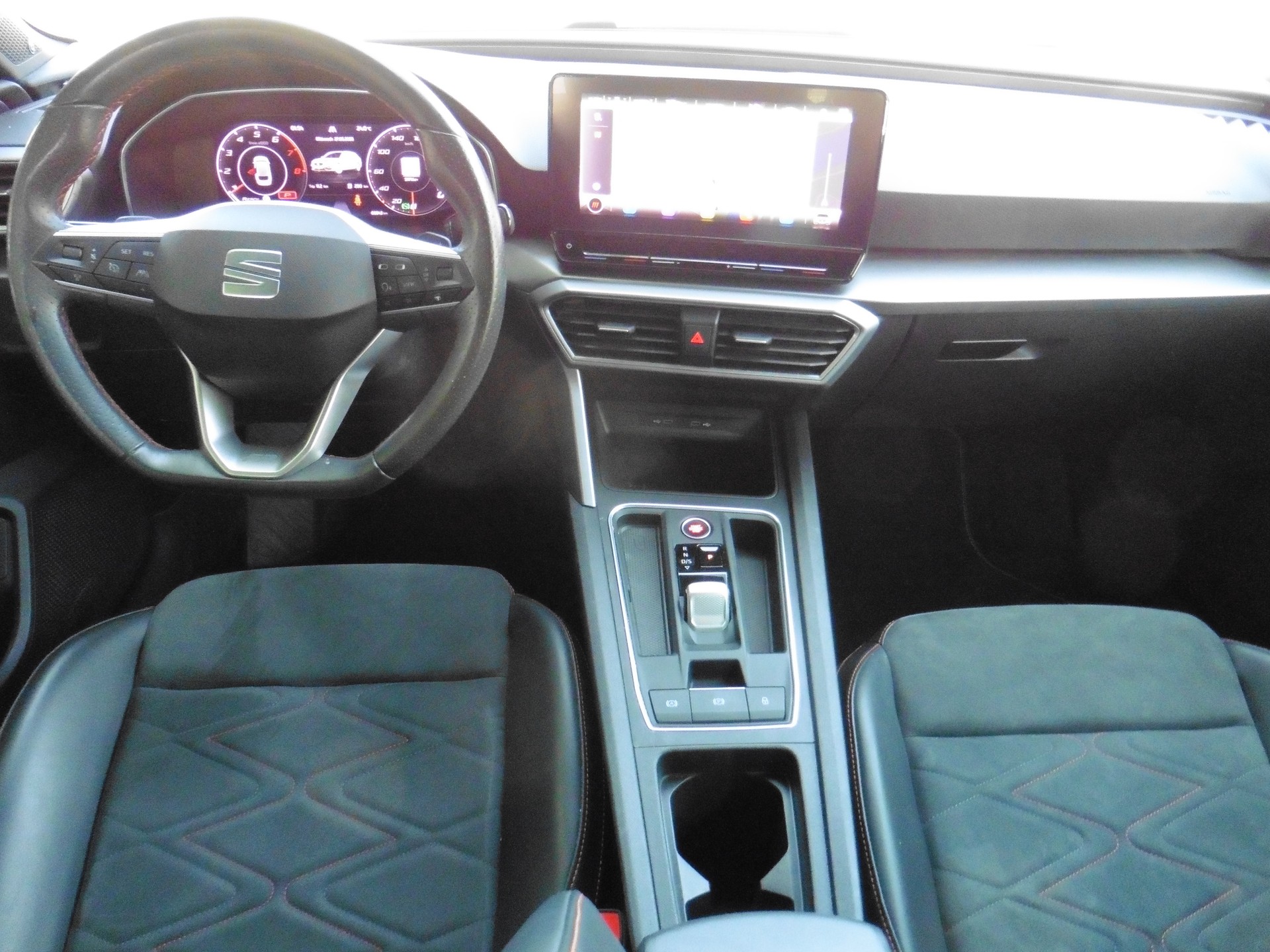 SEAT Leon ST 1.5 eTSI mHEV DSG FR-image-13