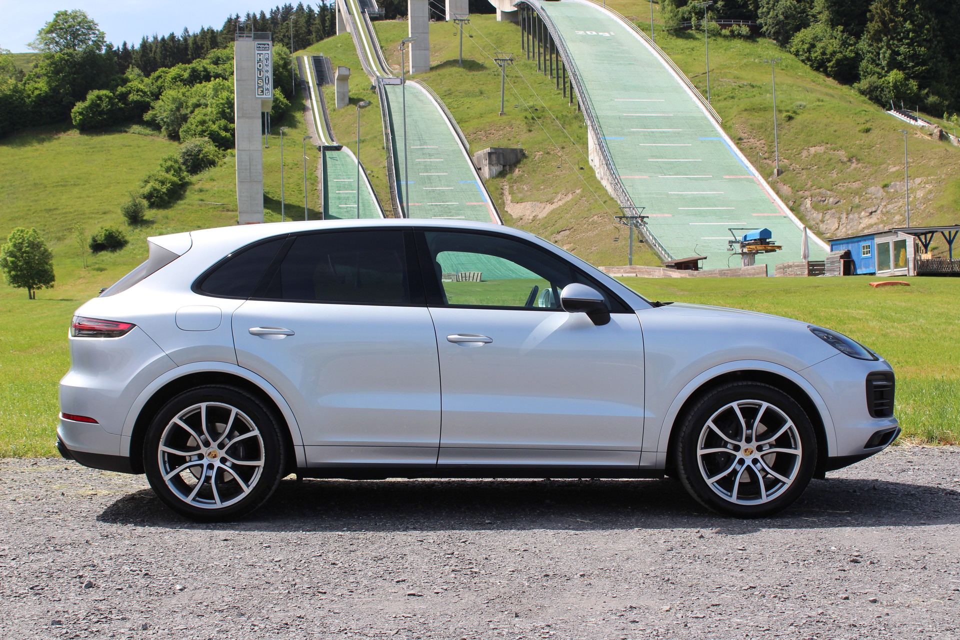 PORSCHE Cayenne-showroom-element-3