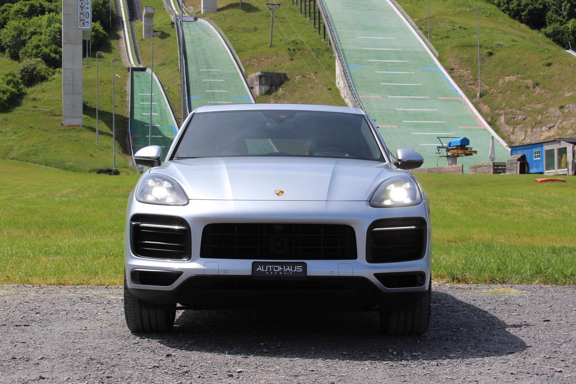 PORSCHE Cayenne-showroom-element-1