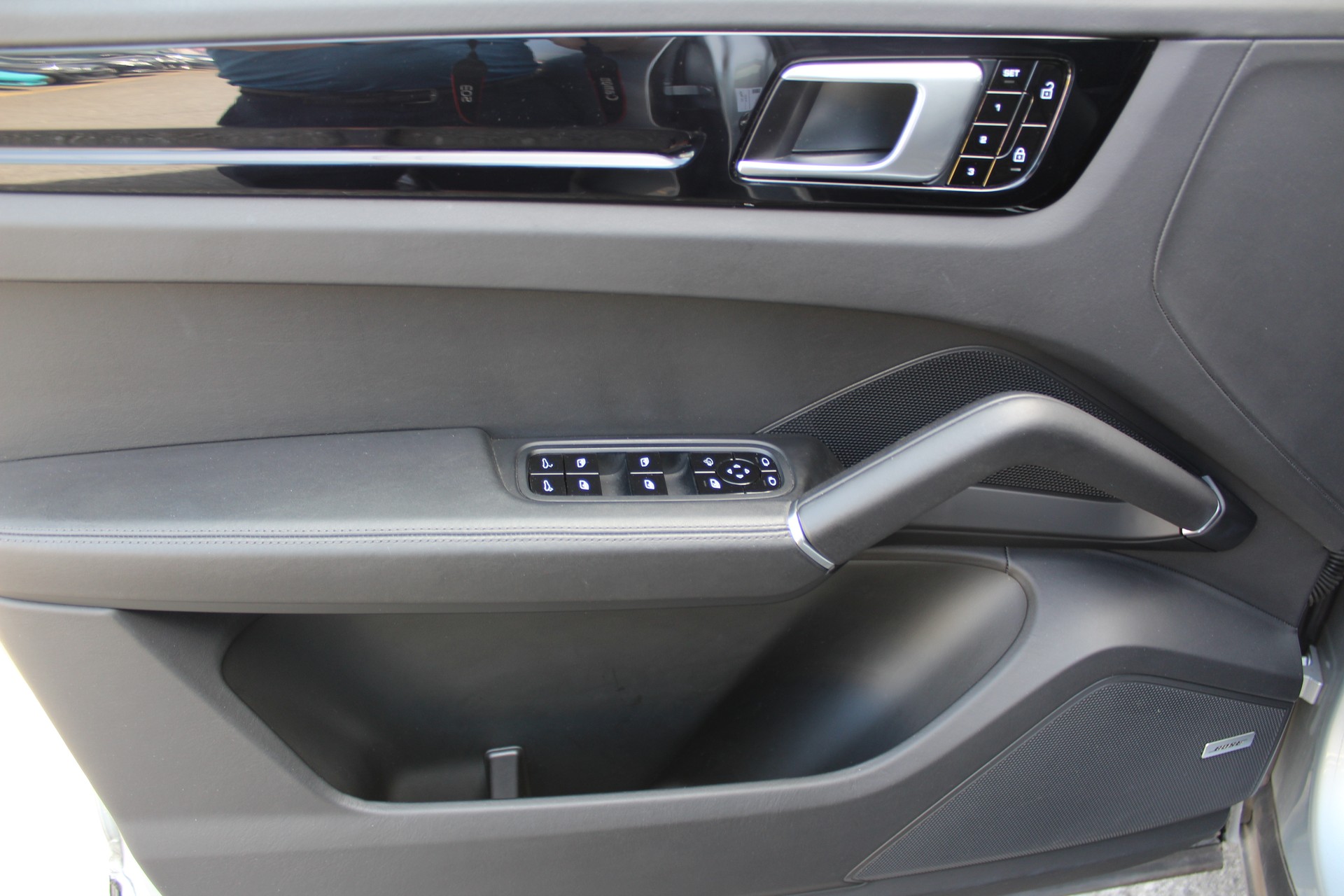 PORSCHE Cayenne-image-18