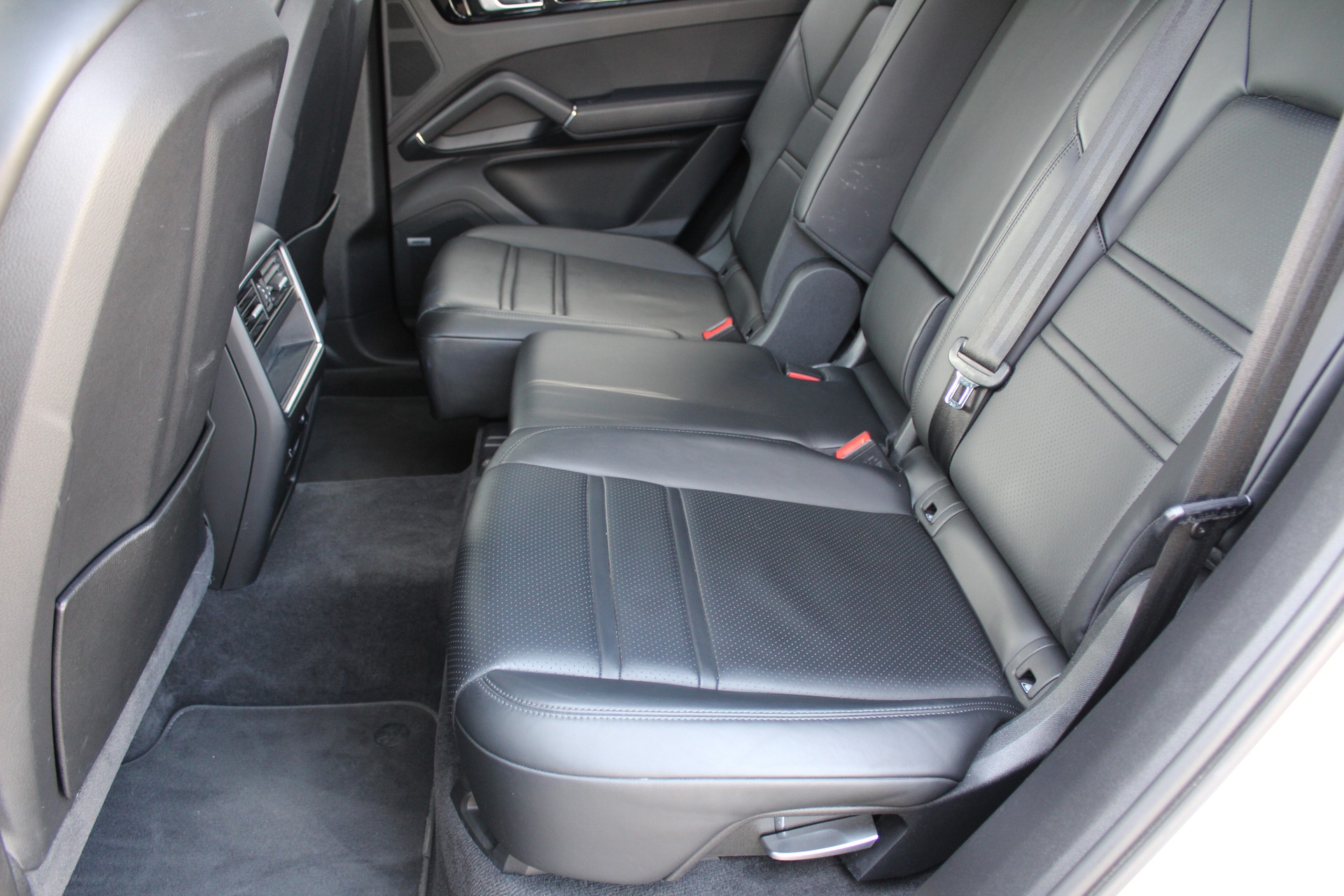 PORSCHE Cayenne-image-16