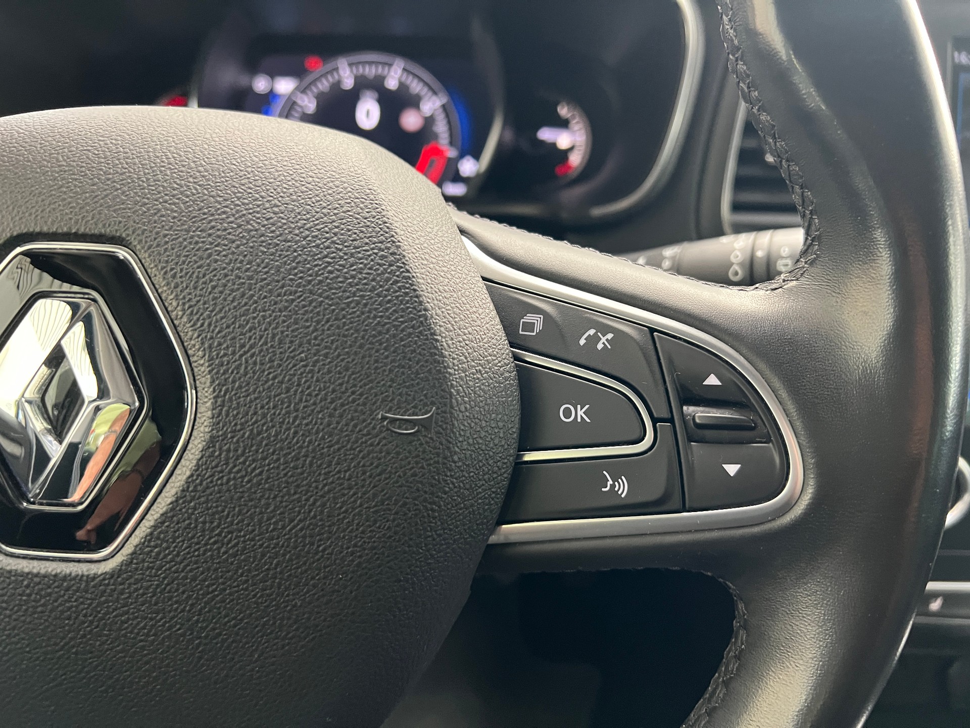 RENAULT Mégane Grandtour 1.3 16V Turbo GT Line EDC-image-13