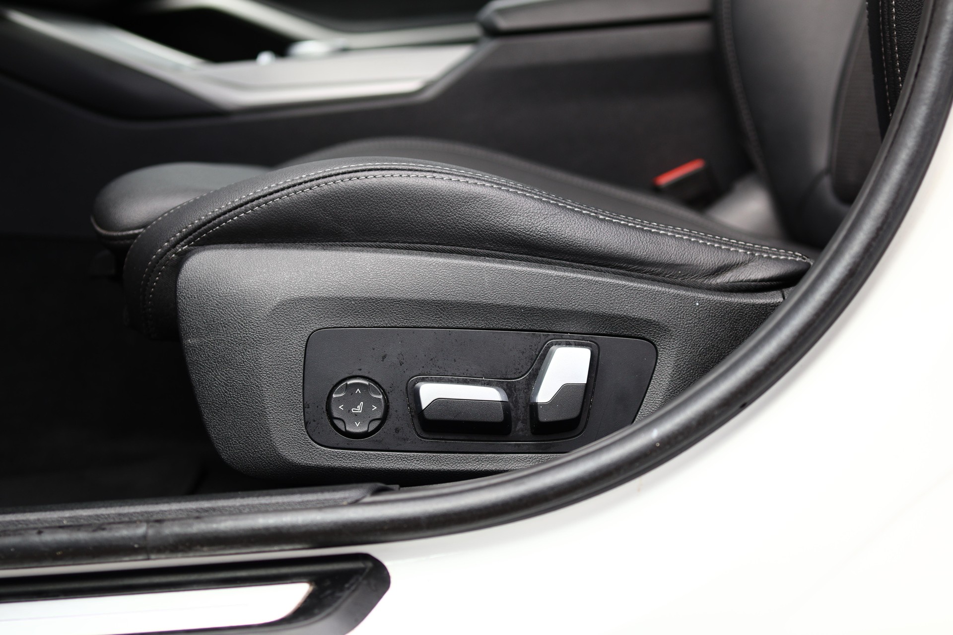 BMW 320d xDrive Touring * Elektrische Sitzverstellung mit Memory * Panorama * AHK * Head-Up Display *-image-14