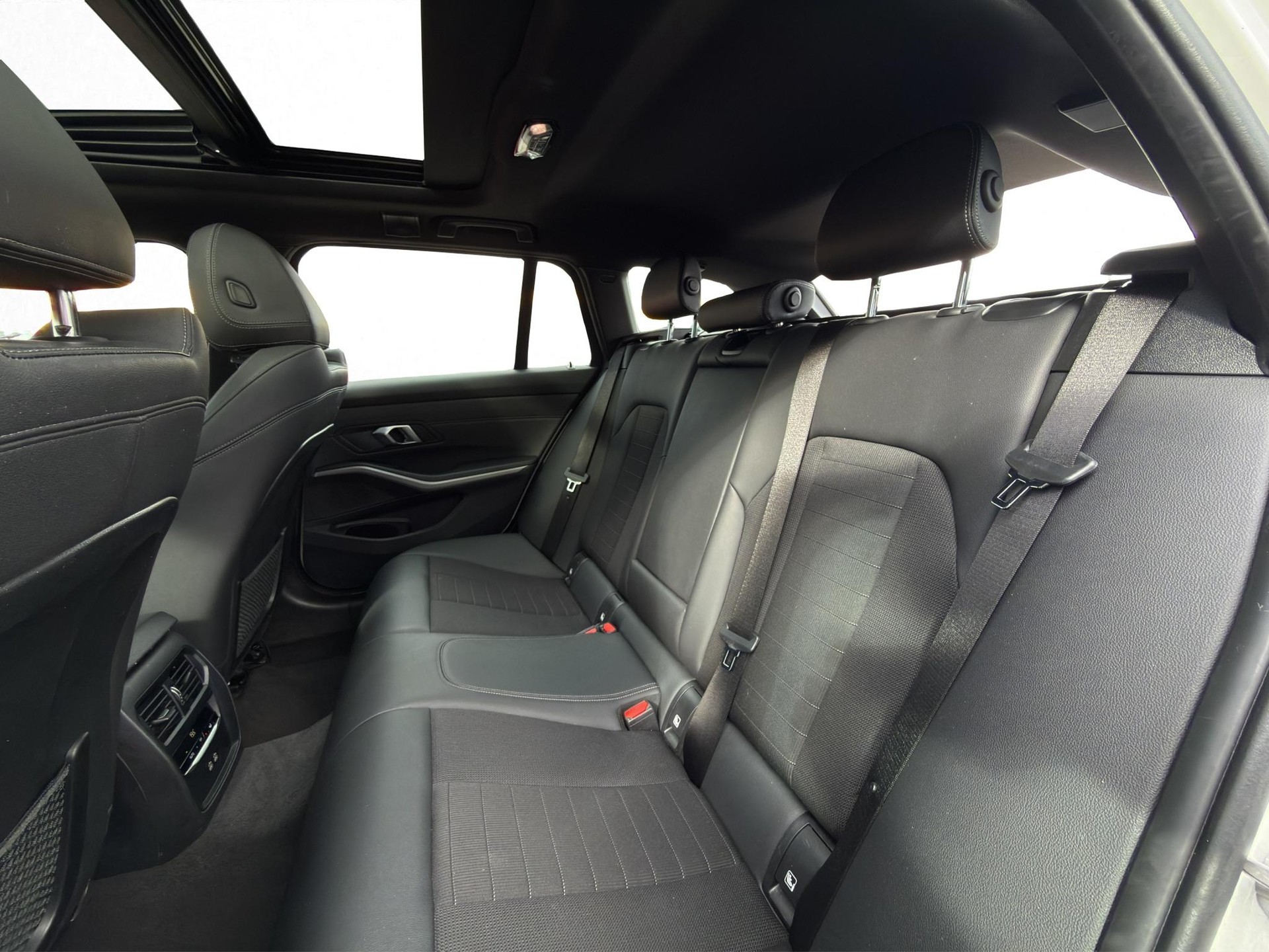 BMW 320d xDrive Touring * Elektrische Sitzverstellung mit Memory * Panorama * AHK * Head-Up Display *-image-26