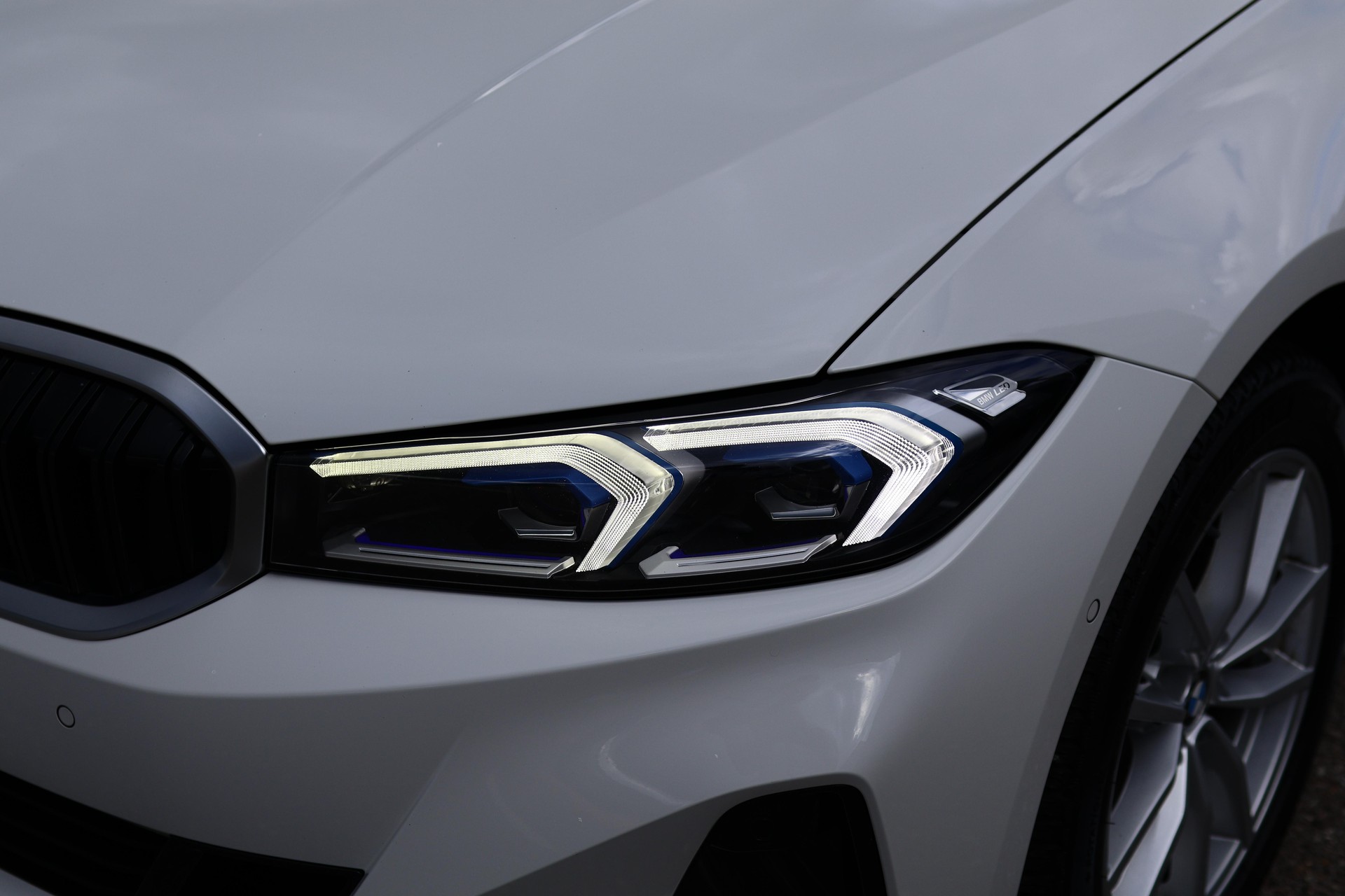 BMW 320d xDrive Touring * Elektrische Sitzverstellung mit Memory * Panorama * AHK * Head-Up Display *-image-1