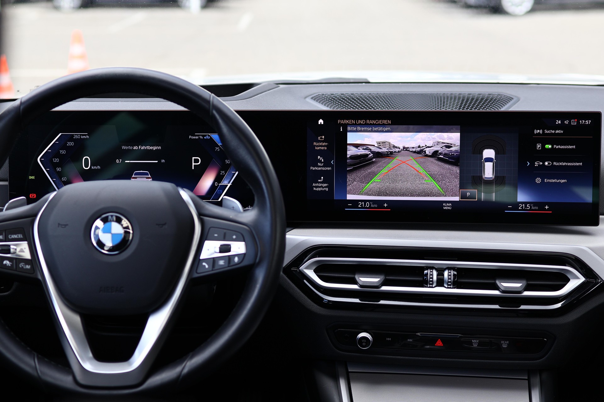 BMW 320d xDrive Touring * Elektrische Sitzverstellung mit Memory * Panorama * AHK * Head-Up Display *-image-18