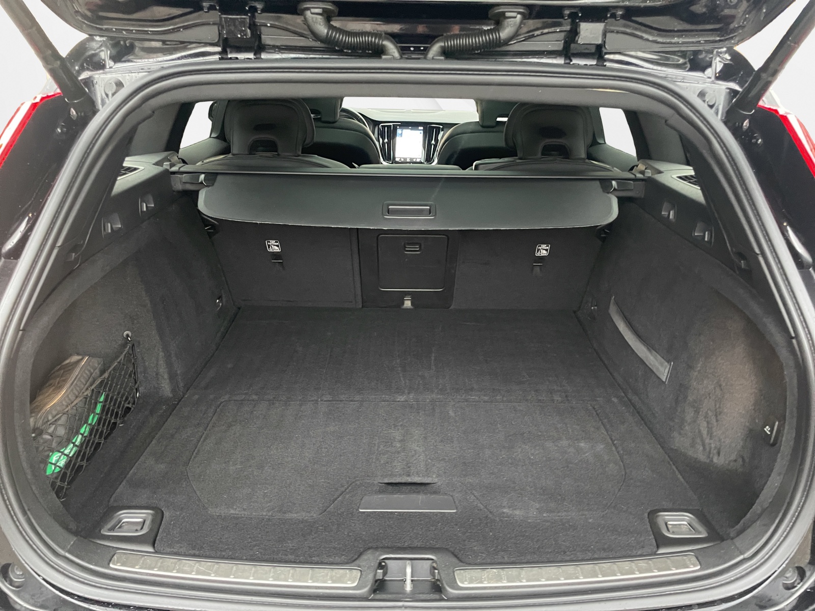VOLVO V60 2.0 T5 R-Design AWD-image-14